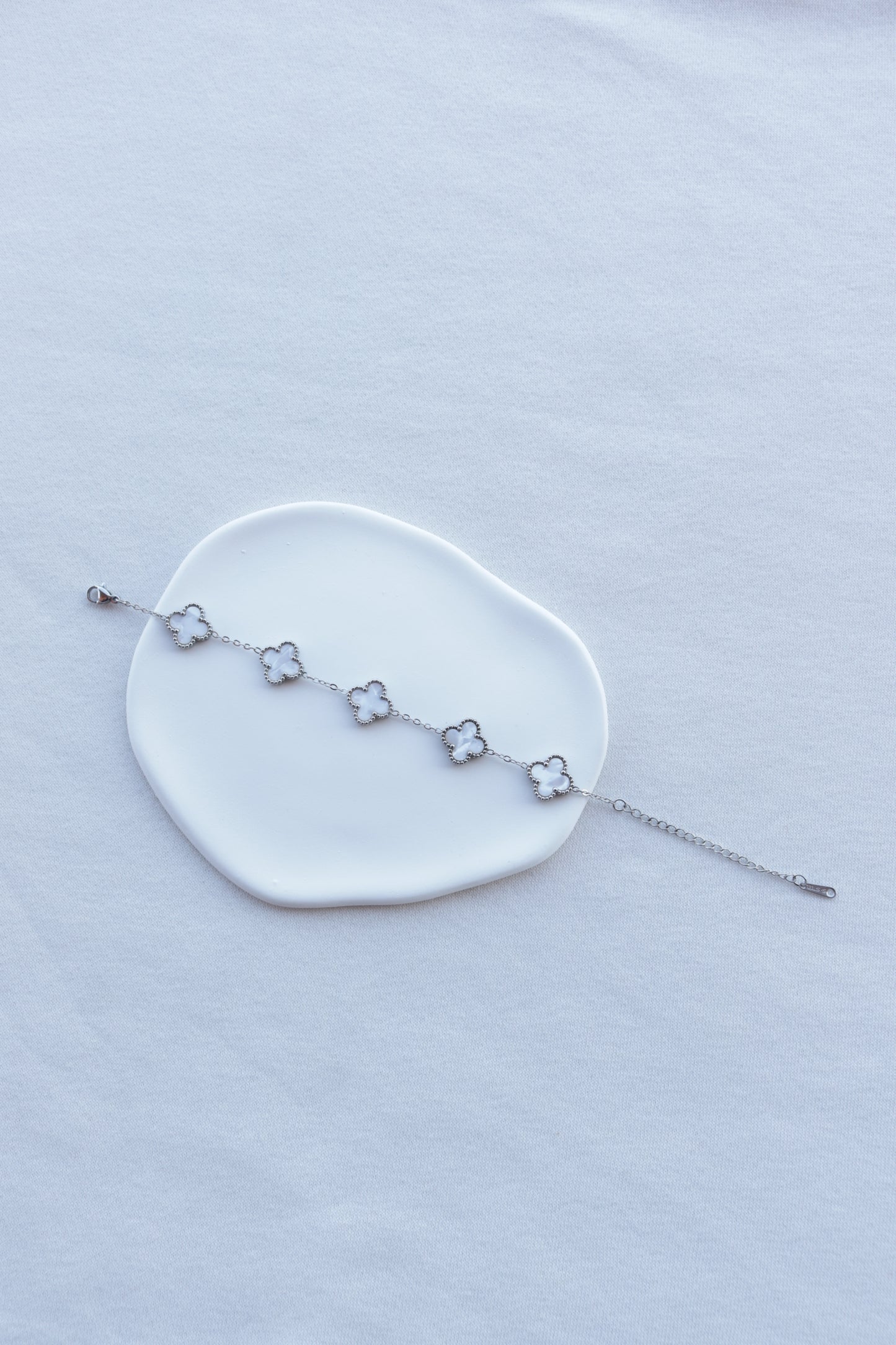 Pulseira de Aço Prateado de 5 Trevos Brancos