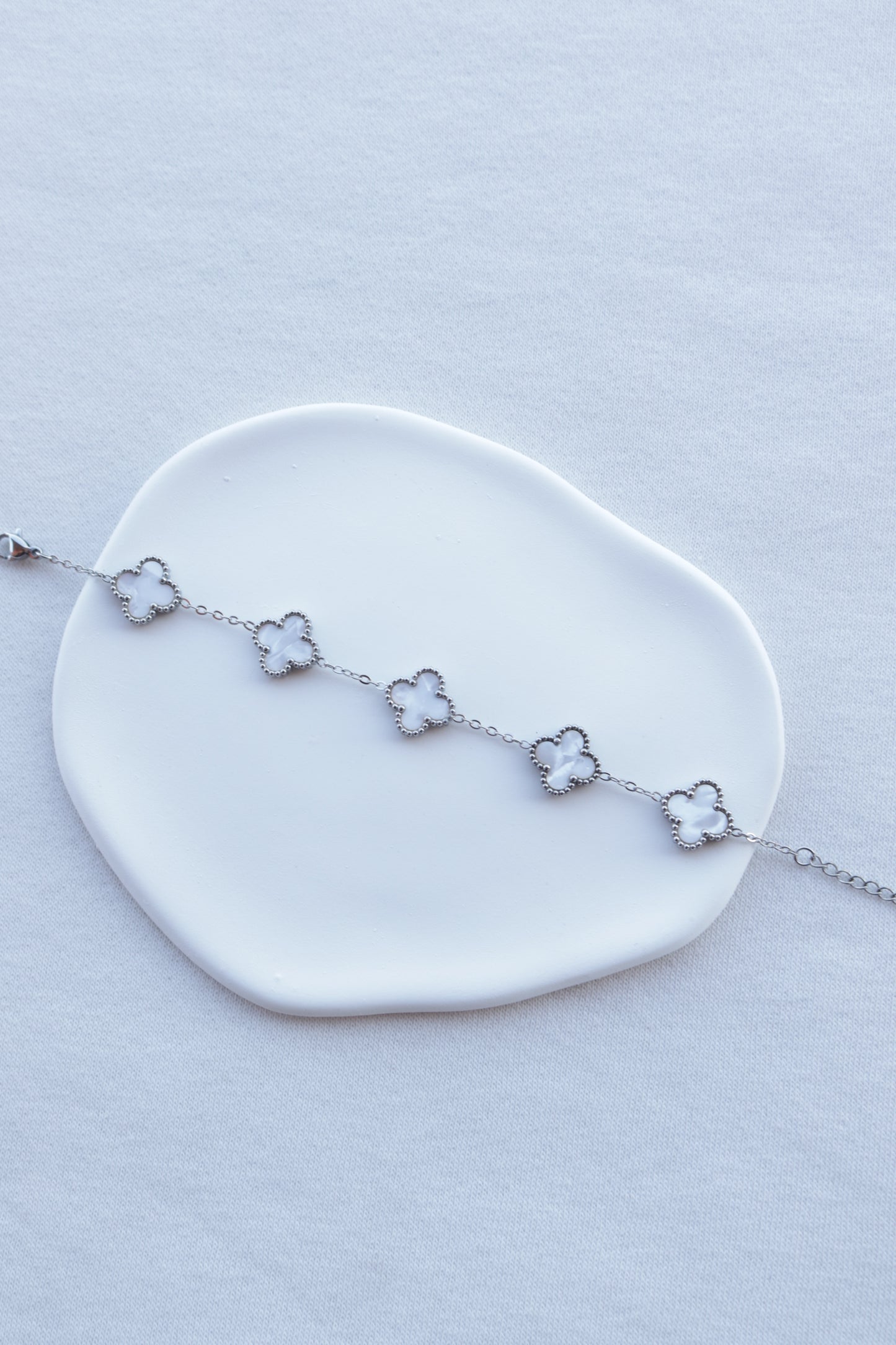 Pulseira de Aço Prateado de 5 Trevos Brancos