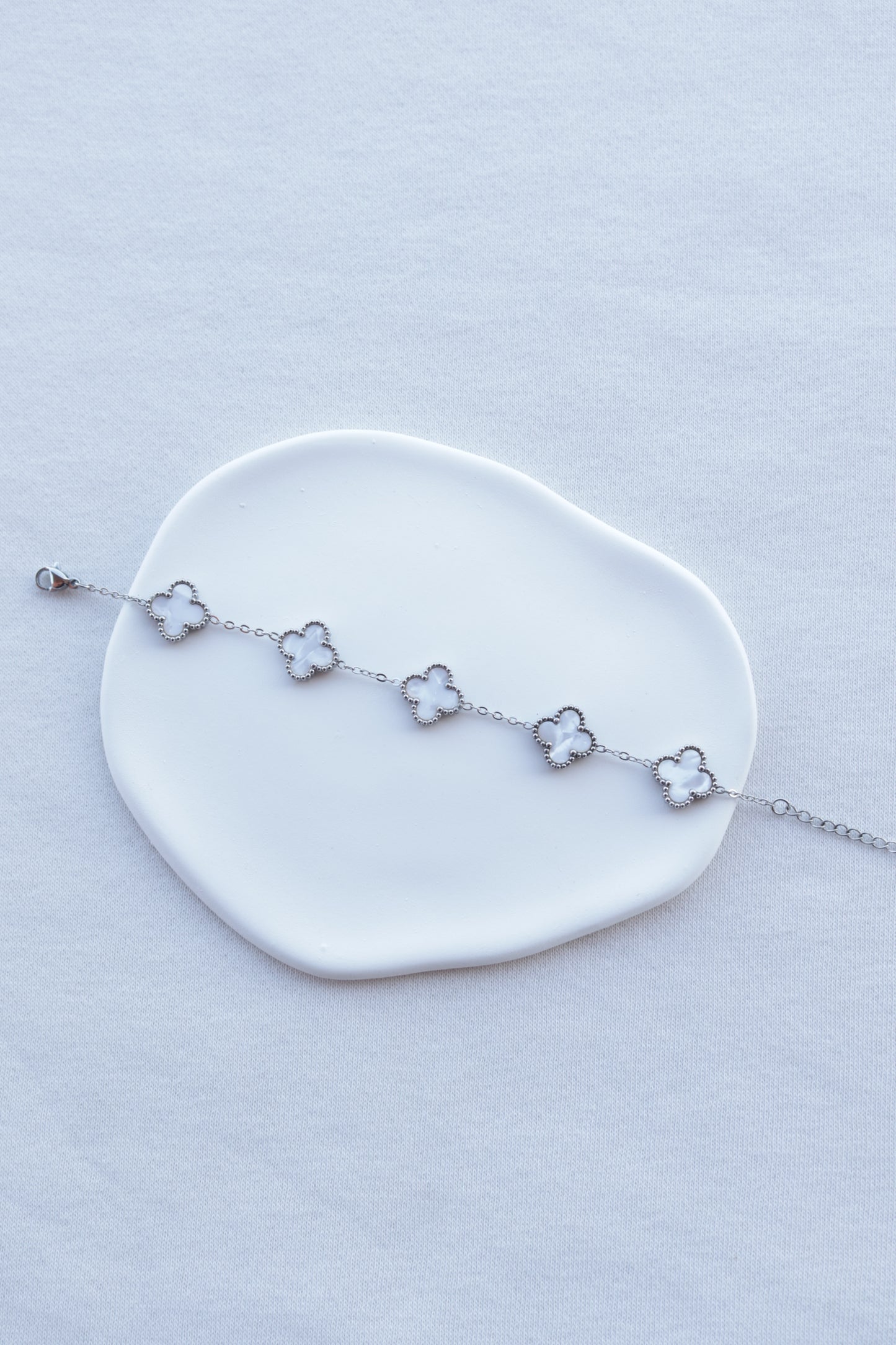 Pulseira de Aço Prateado de 5 Trevos Brancos