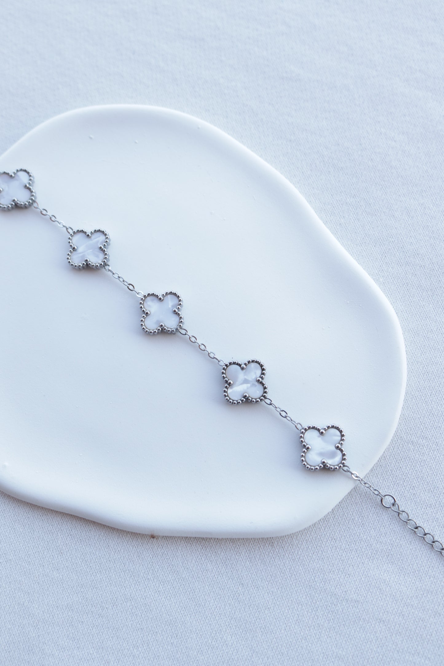 Pulseira de Aço Prateado de 5 Trevos Brancos