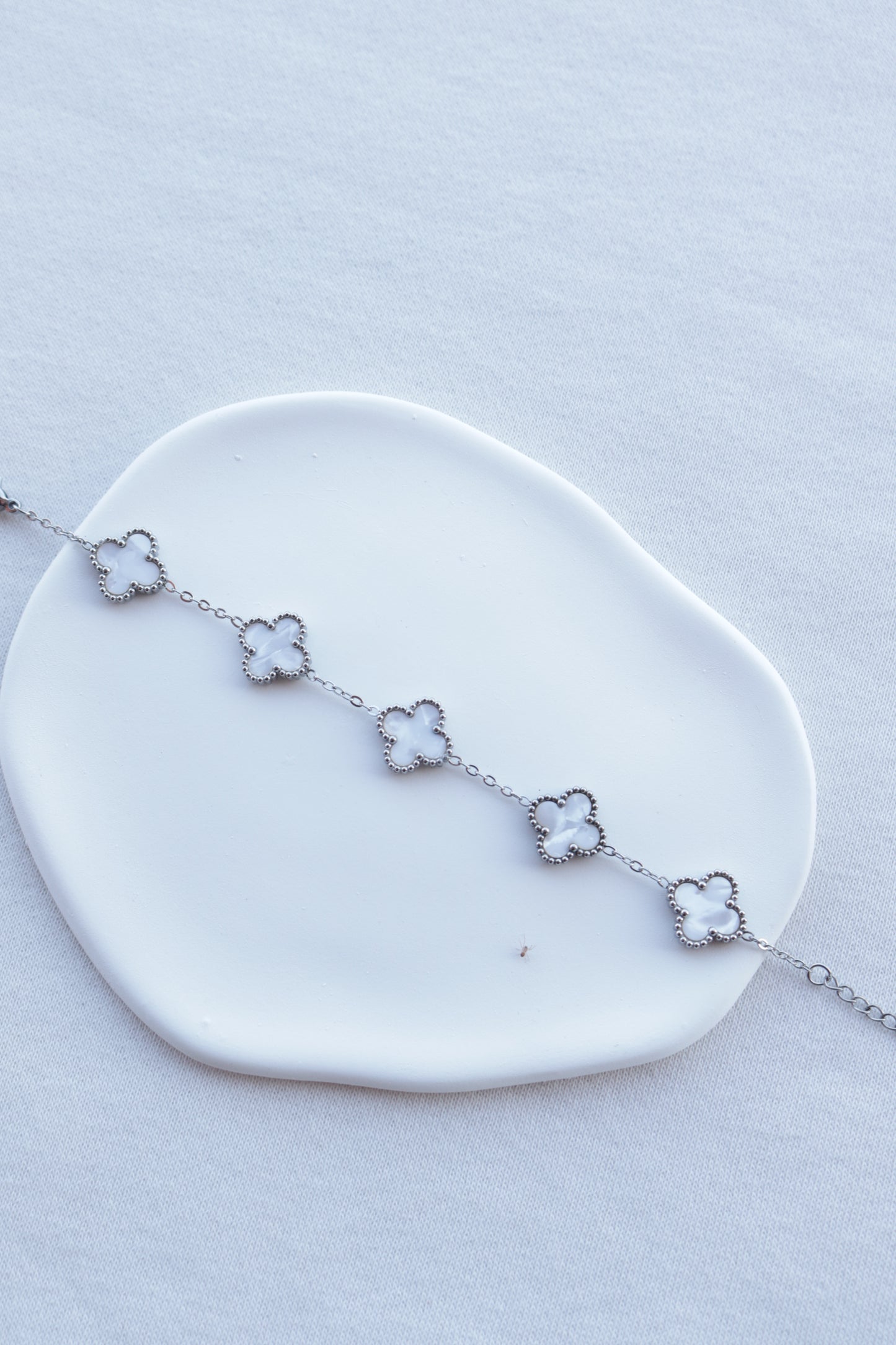Pulseira de Aço Prateado de 5 Trevos Brancos