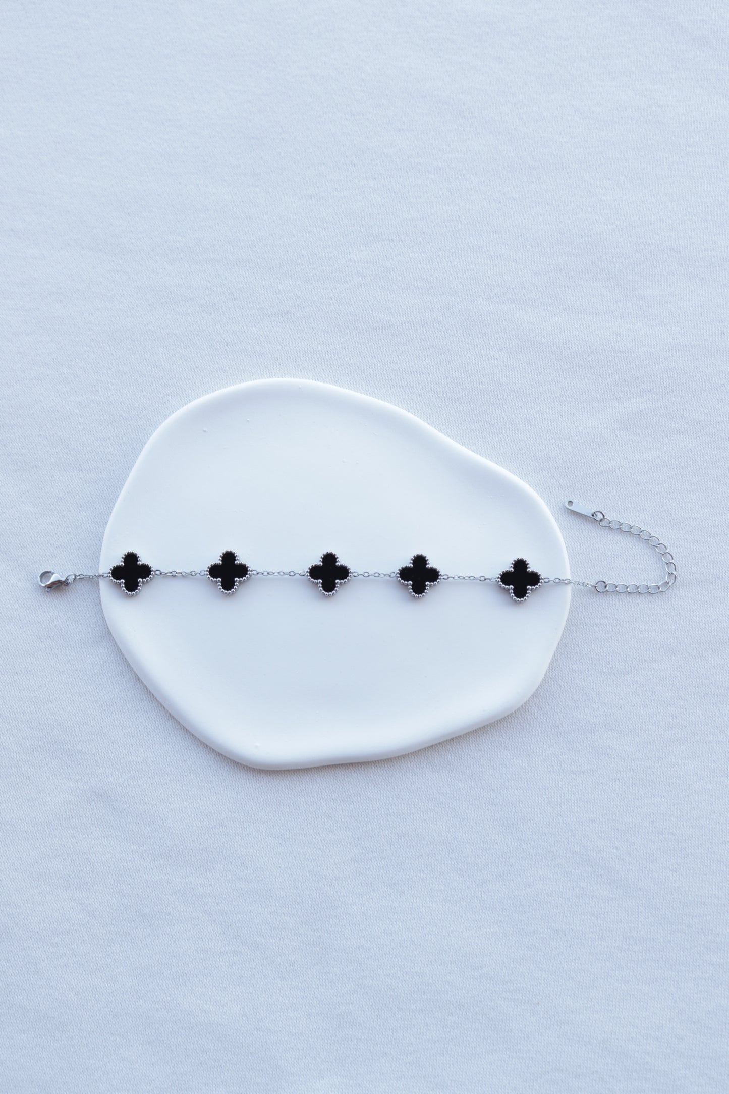 Pulseira de Aço Prateado de 5 Trevos Pretos