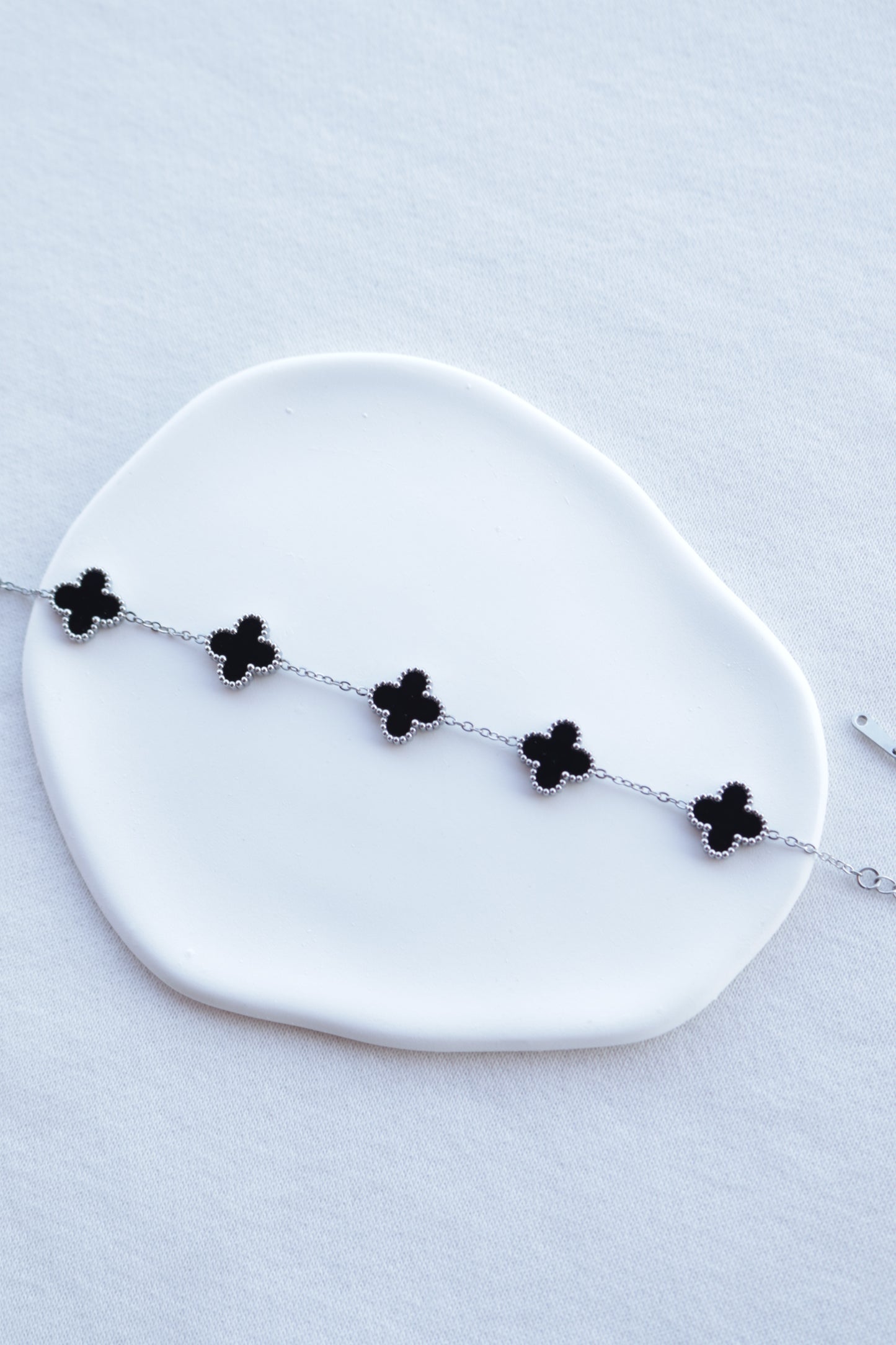Pulseira de Aço Prateado de 5 Trevos Pretos