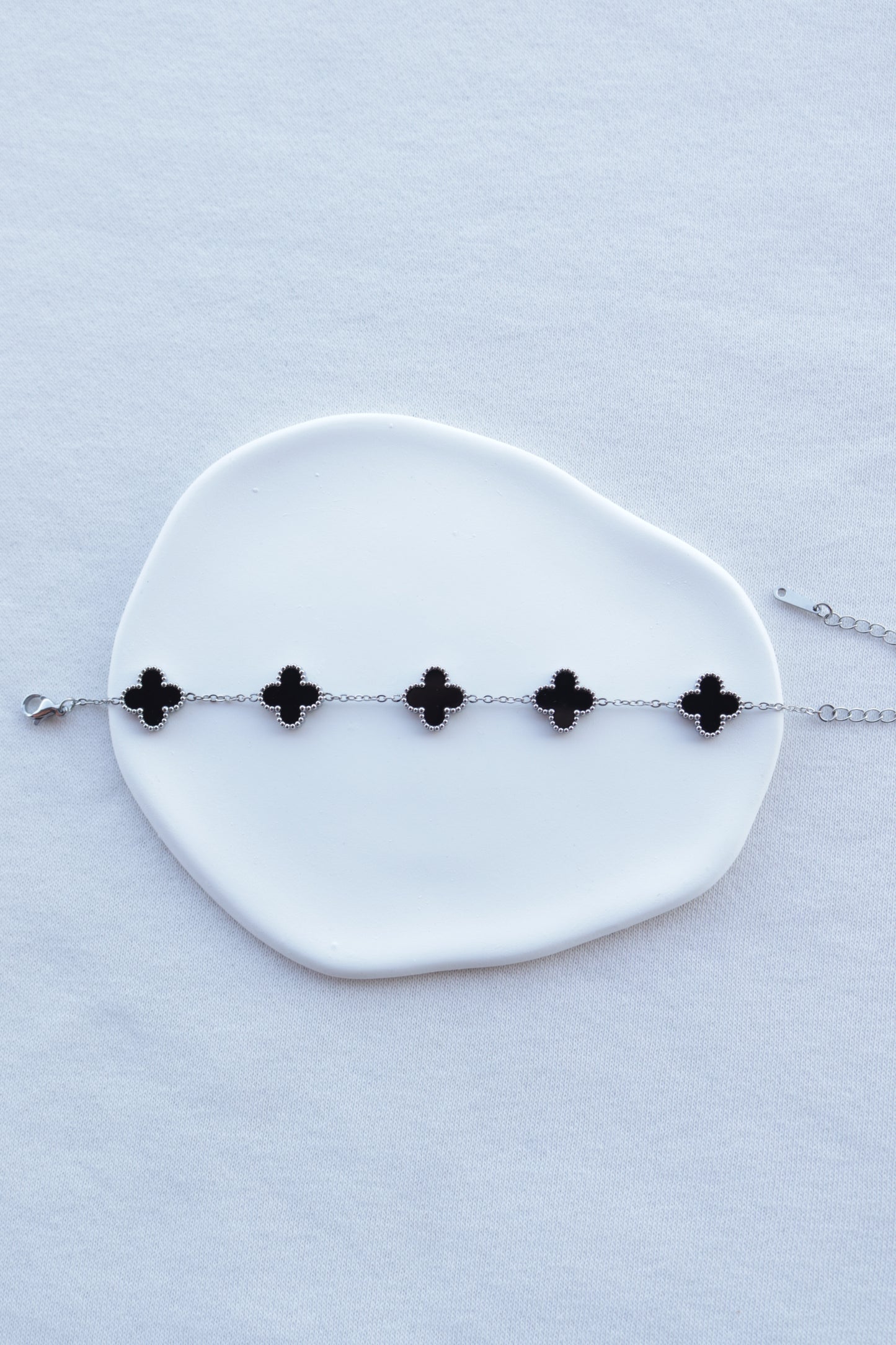 Pulseira de Aço Prateado de 5 Trevos Pretos