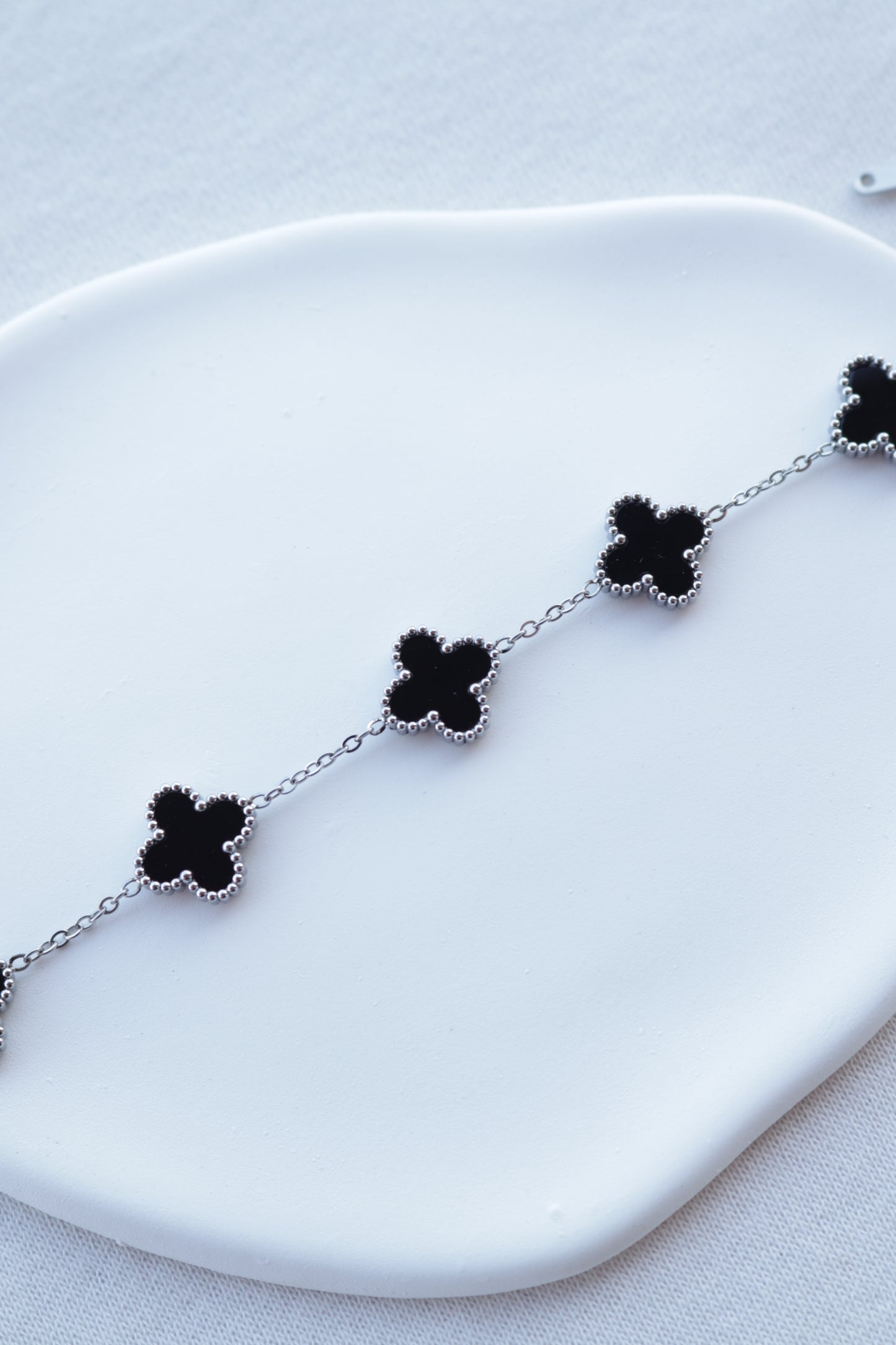 Pulseira de Aço Prateado de 5 Trevos Pretos
