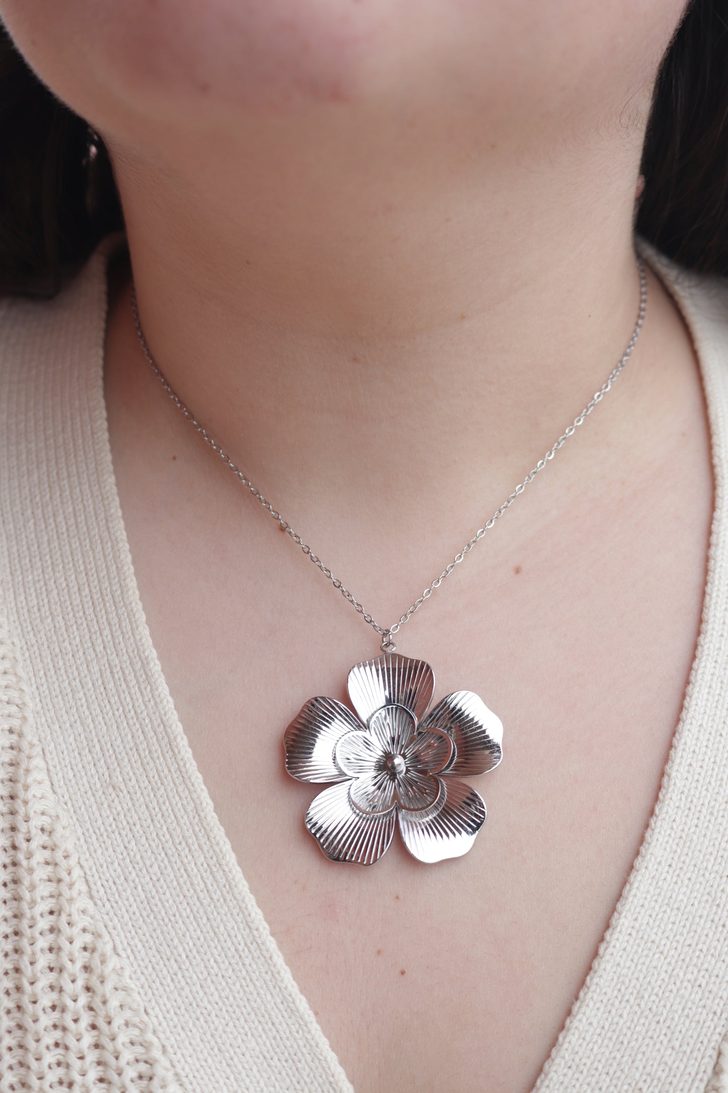Colar de Aço Prateado com Flor Dupla