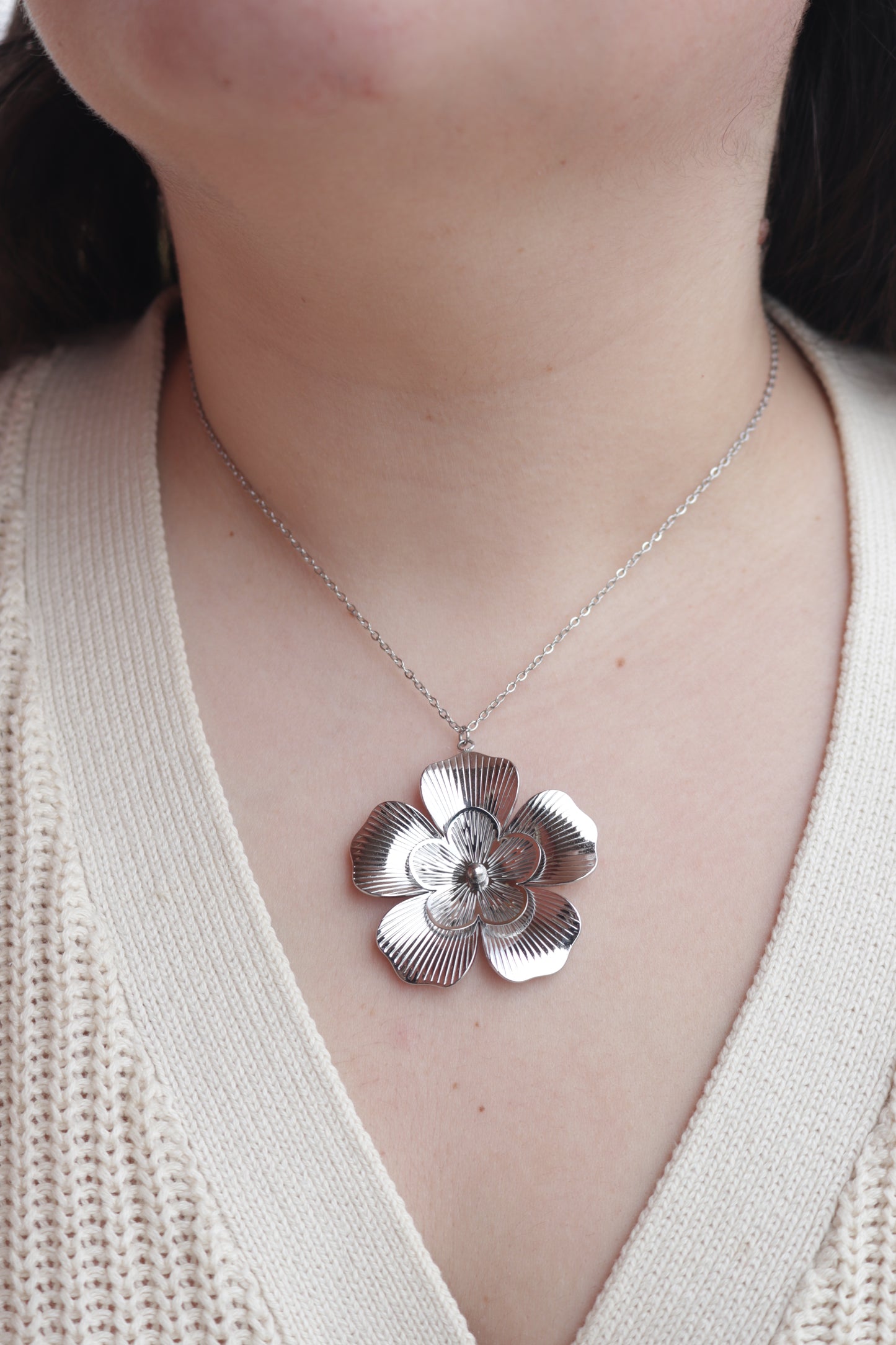 Colar de Aço Prateado com Flor Dupla