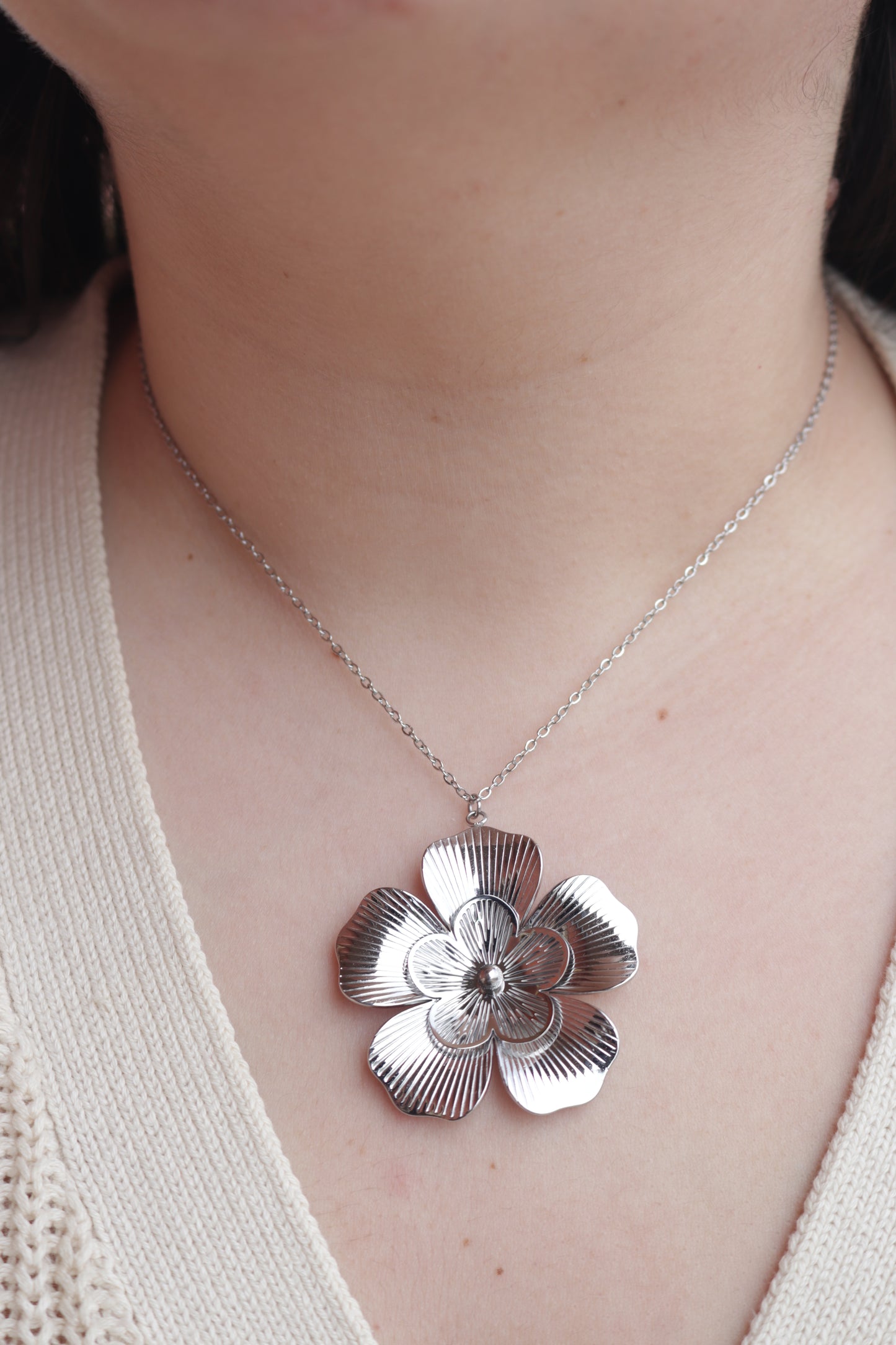 Colar de Aço Prateado com Flor Dupla