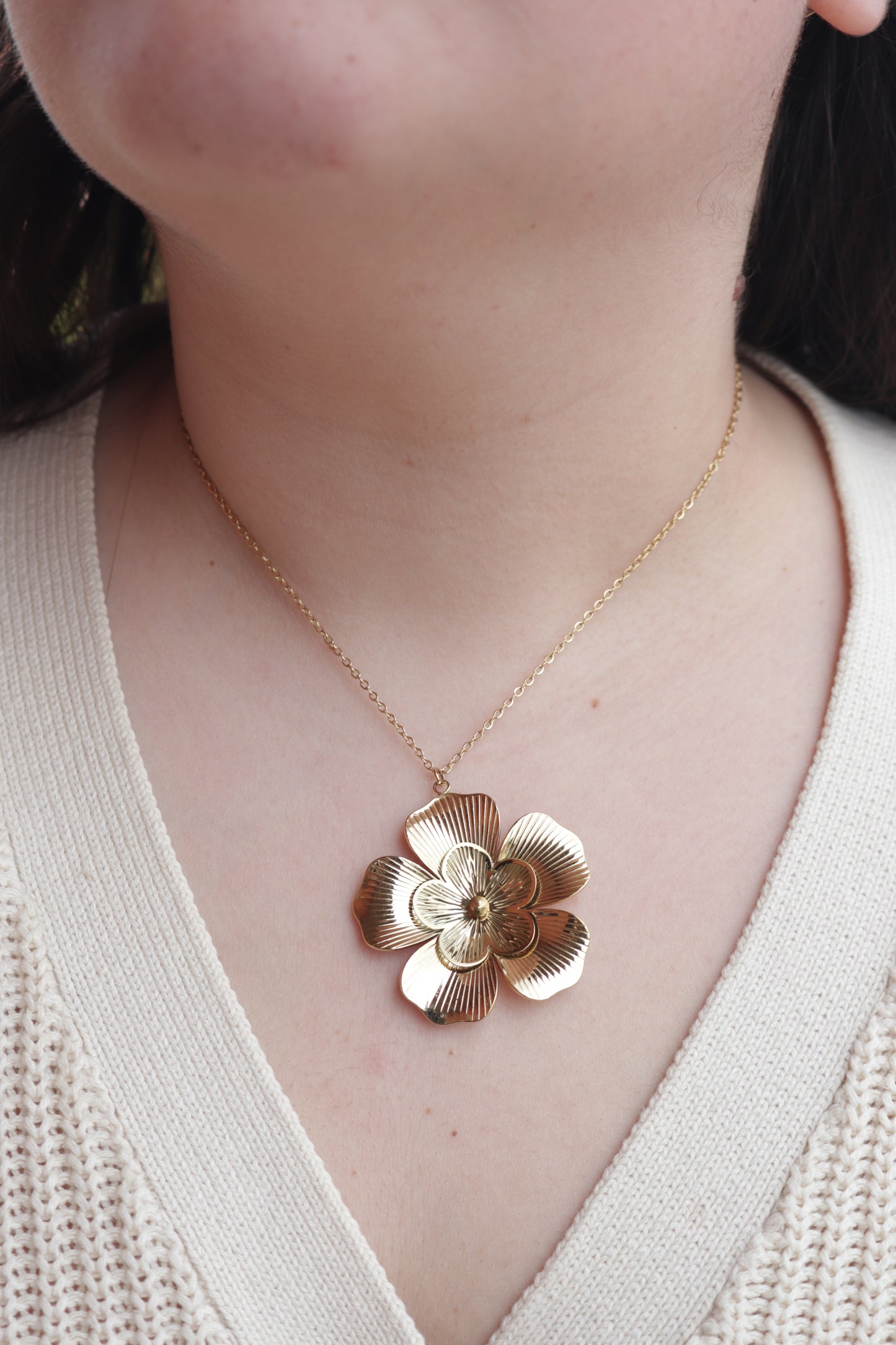 Colar de Aço Dourado com Flor Dupla