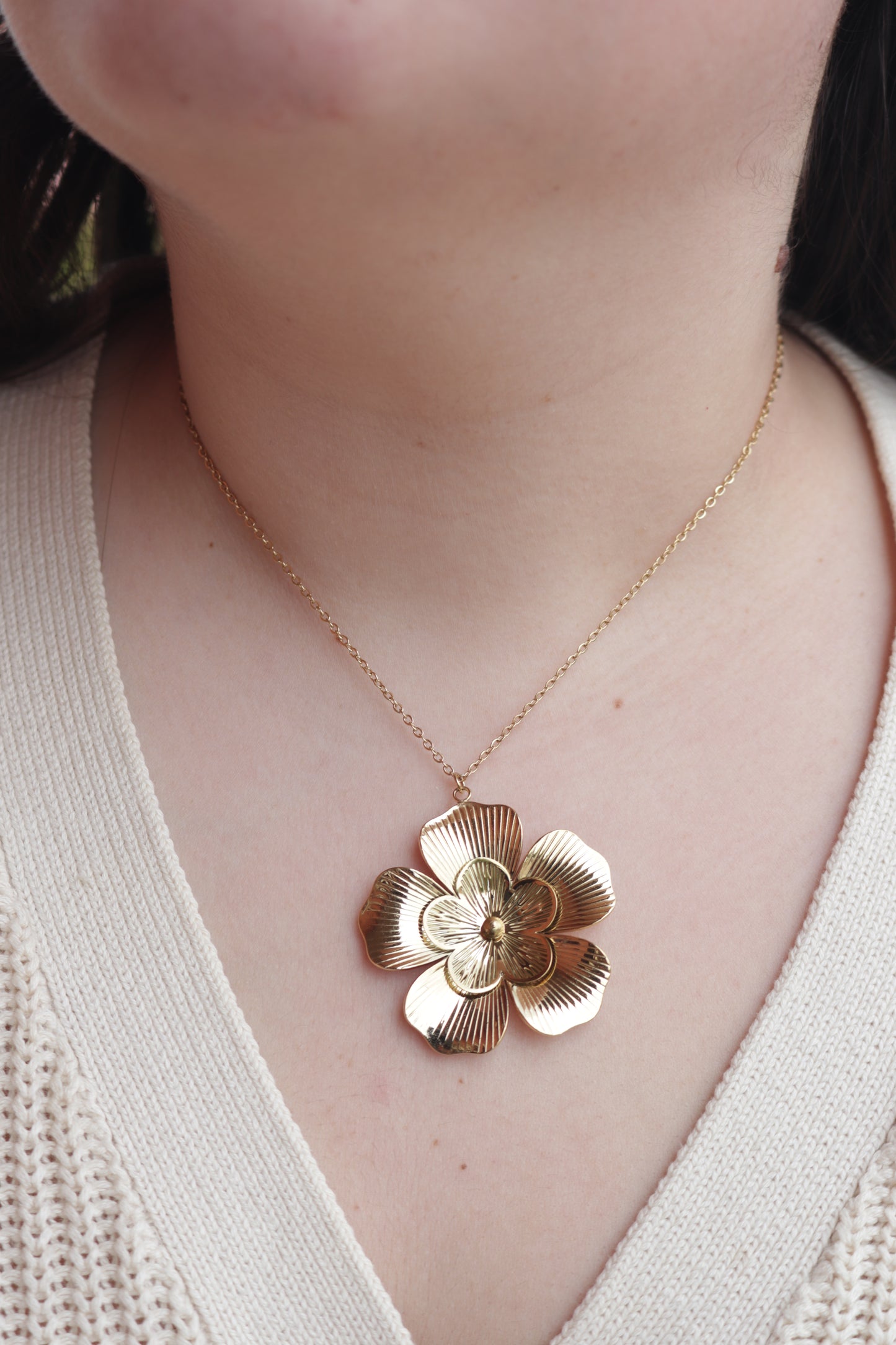 Colar de Aço Dourado com Flor Dupla