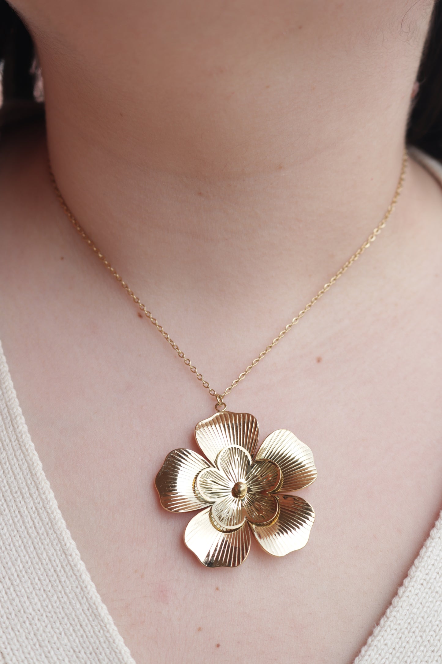 Colar de Aço Dourado com Flor Dupla