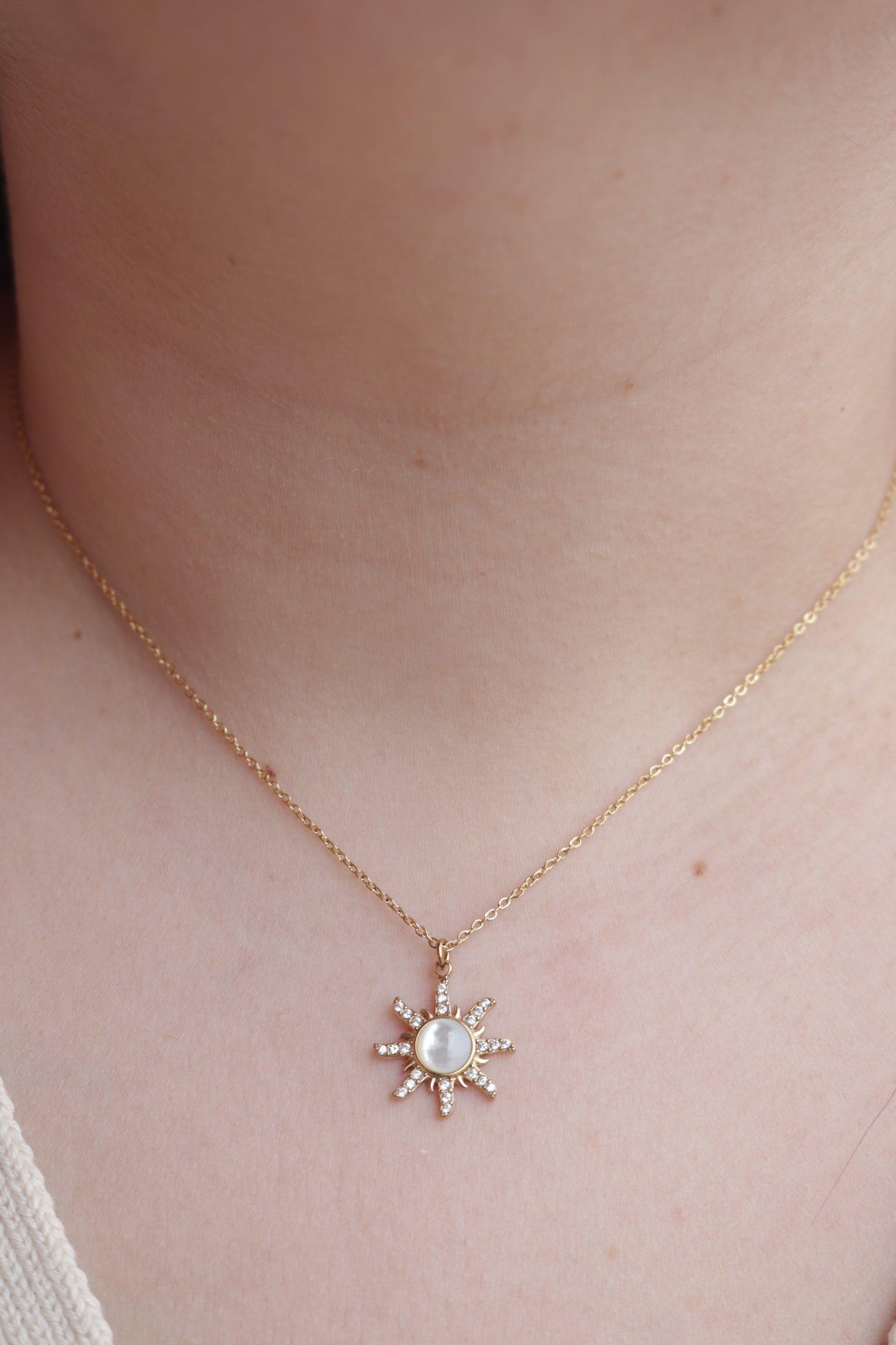 Colar de Aço Dourado de Sol com Brilhantes