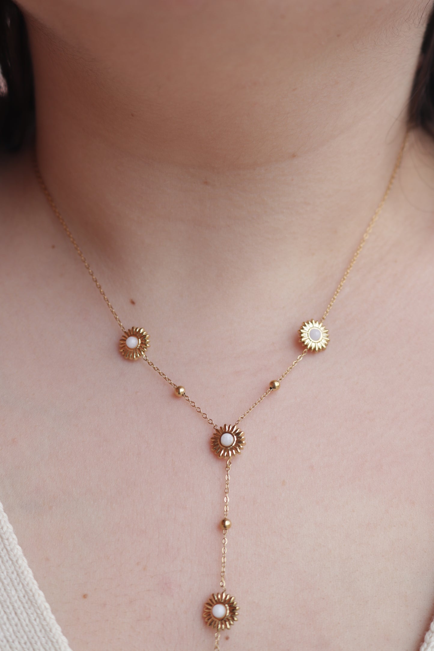 Colar de Aço Dourado Comprido com 5 Margaridas