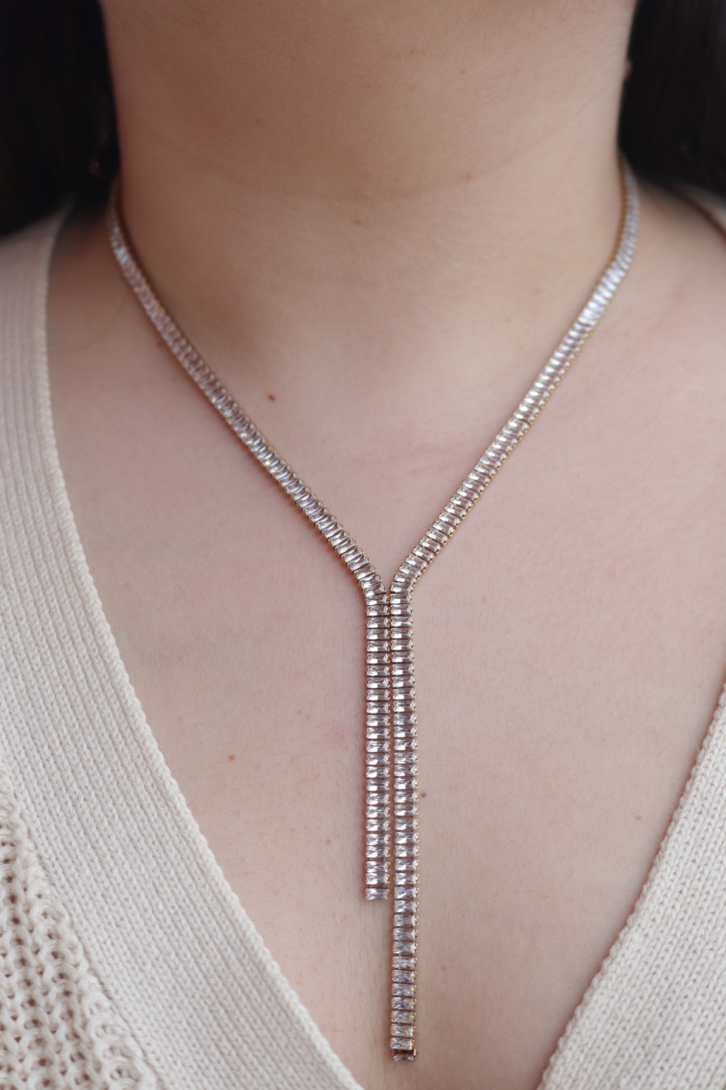 Colar de Aço Dourado Comprido Duplo com Zircônias Inspiração Swarovski