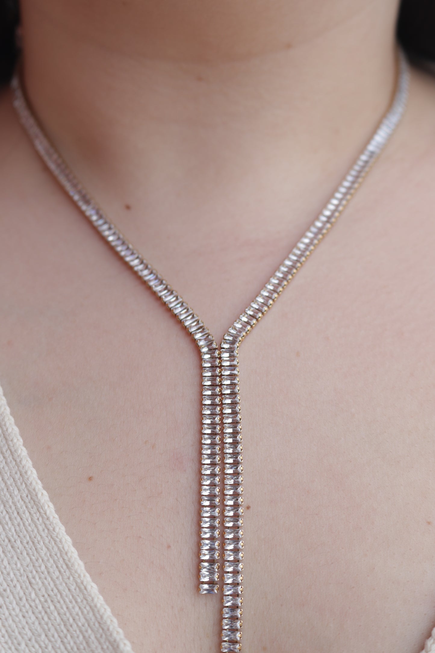 Colar de Aço Dourado Comprido Duplo com Zircônias Inspiração Swarovski
