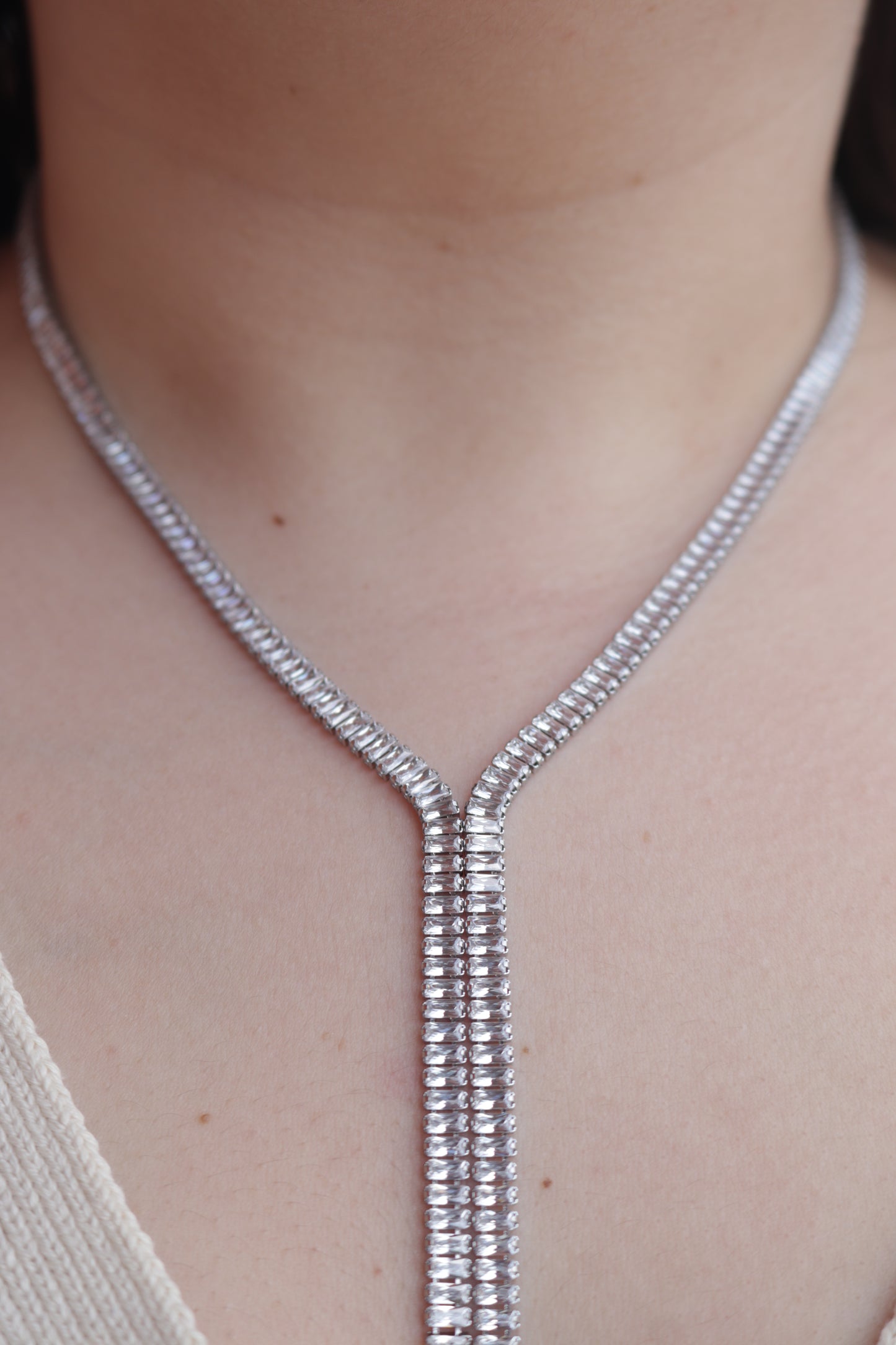 Colar de Aço Prateado Comprido Duplo com Zircônias Inspiração Swarovski