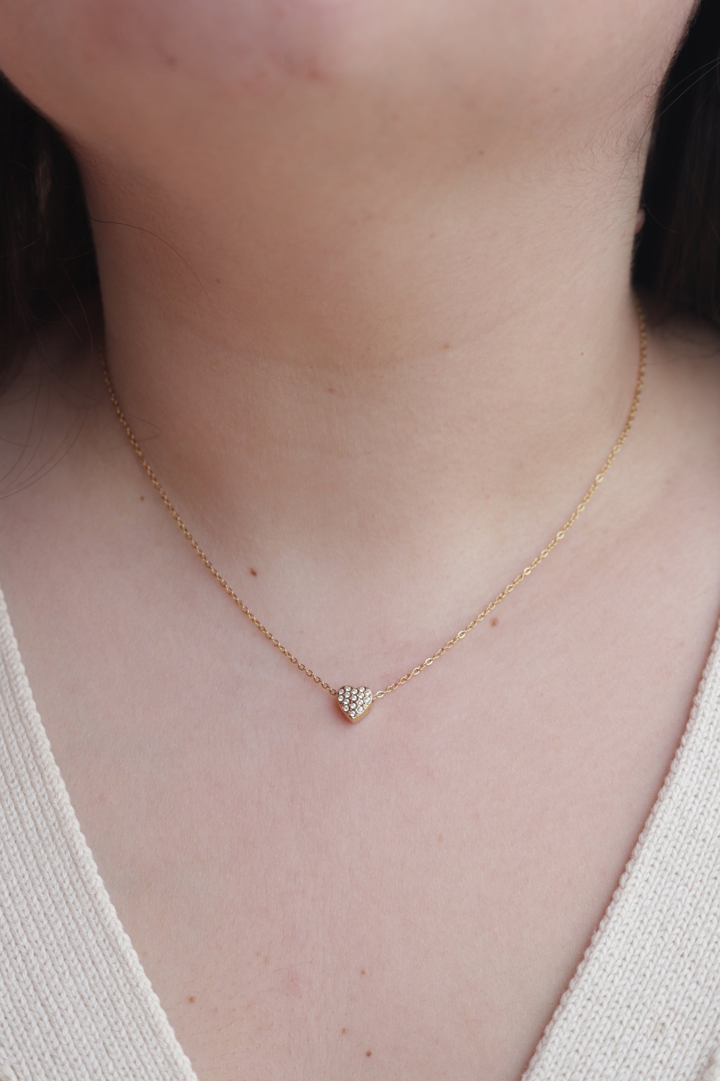 Colar de Aço Dourado de Coração com Brilhantes
