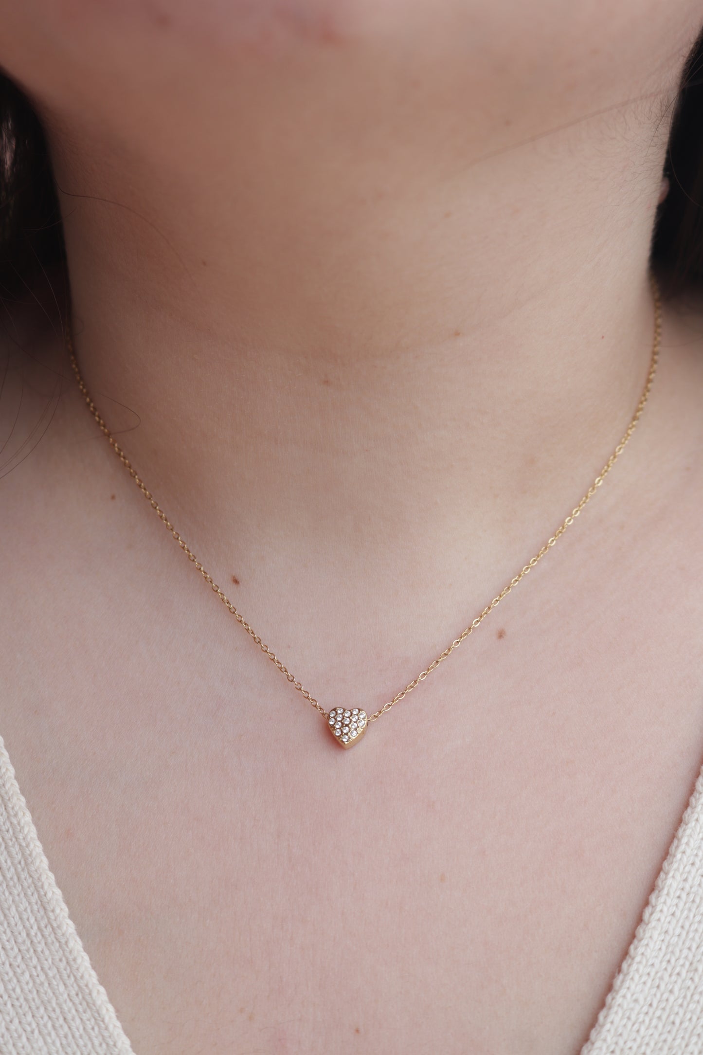Colar de Aço Dourado de Coração com Brilhantes