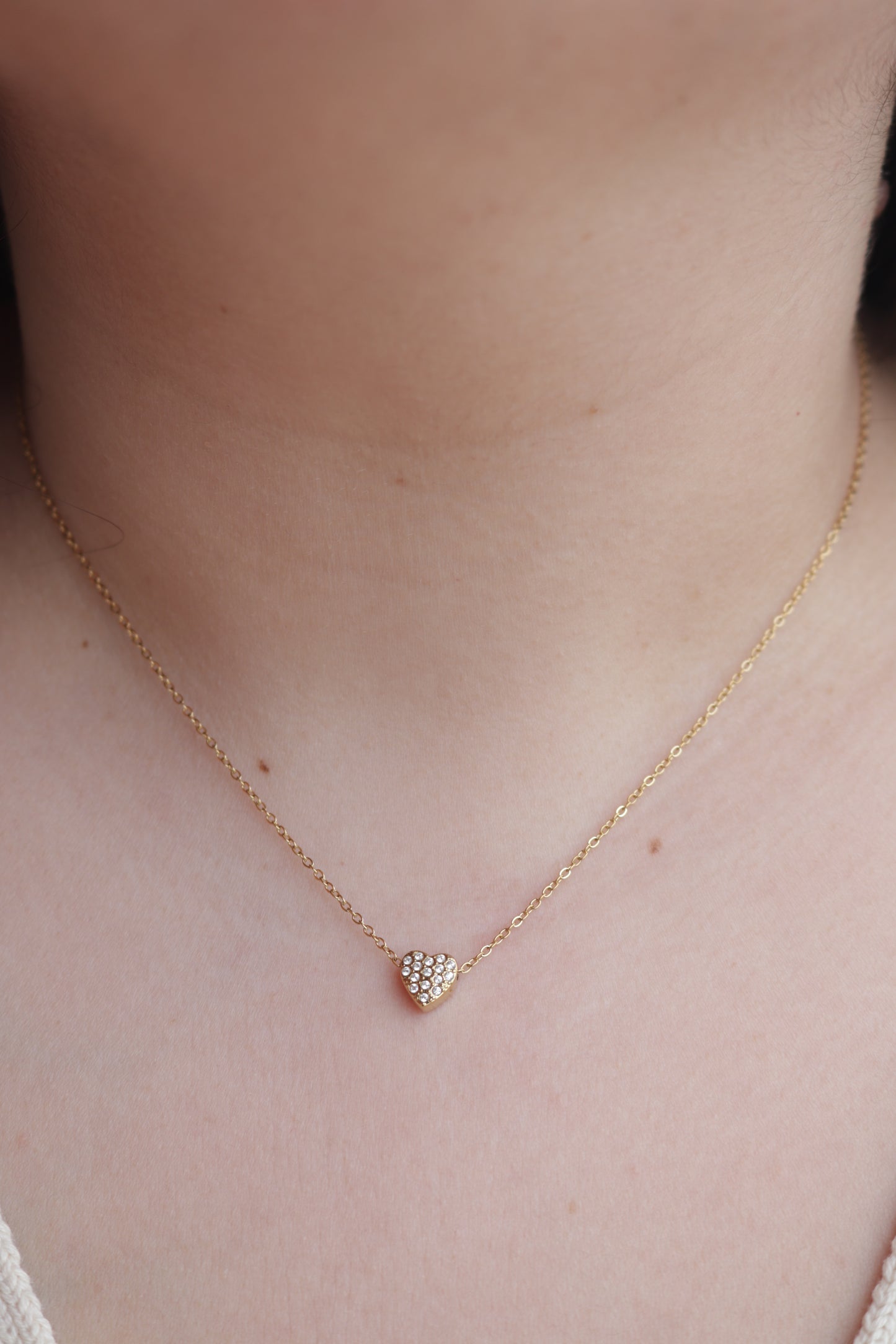 Colar de Aço Dourado de Coração com Brilhantes