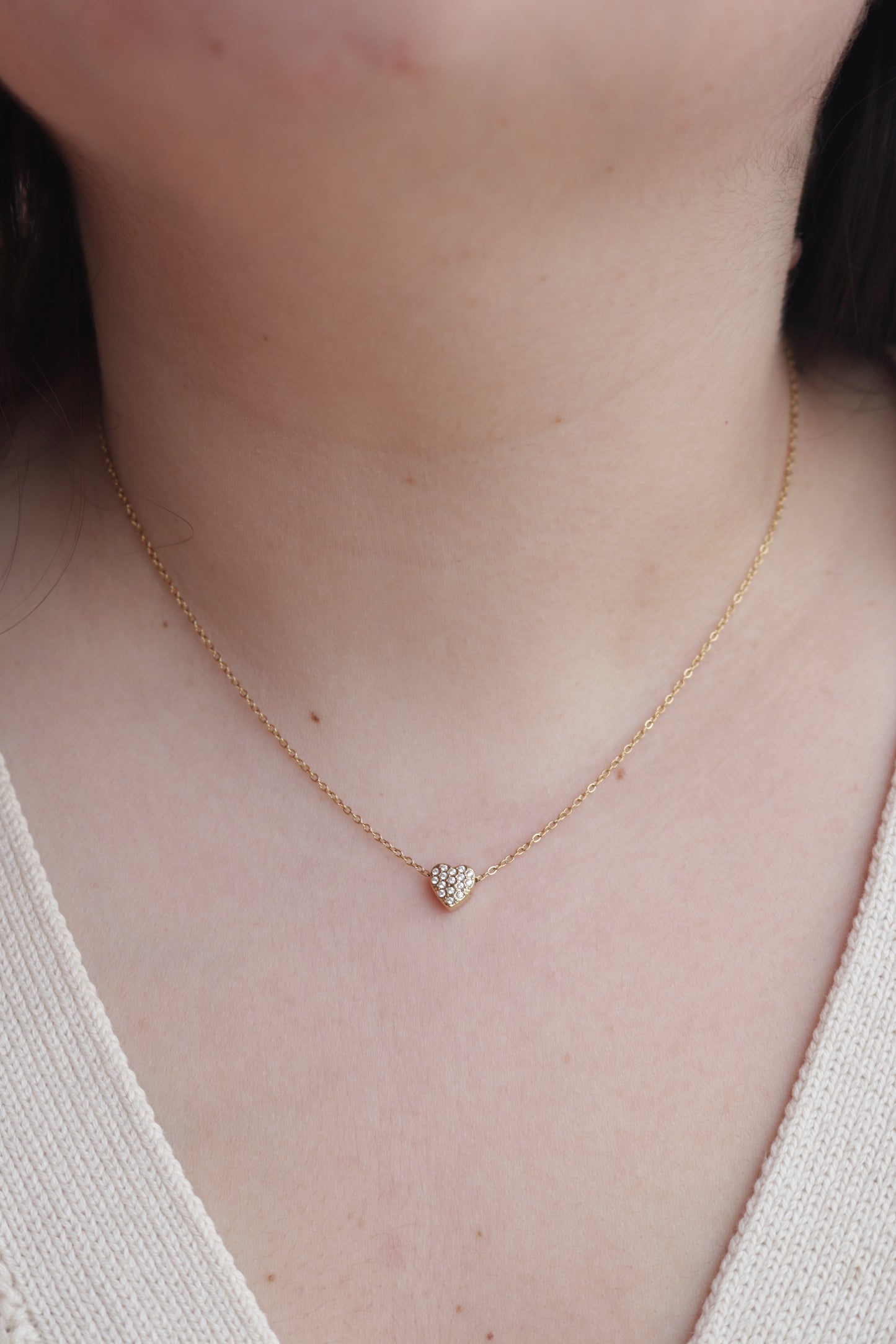 Colar de Aço Dourado de Coração com Brilhantes