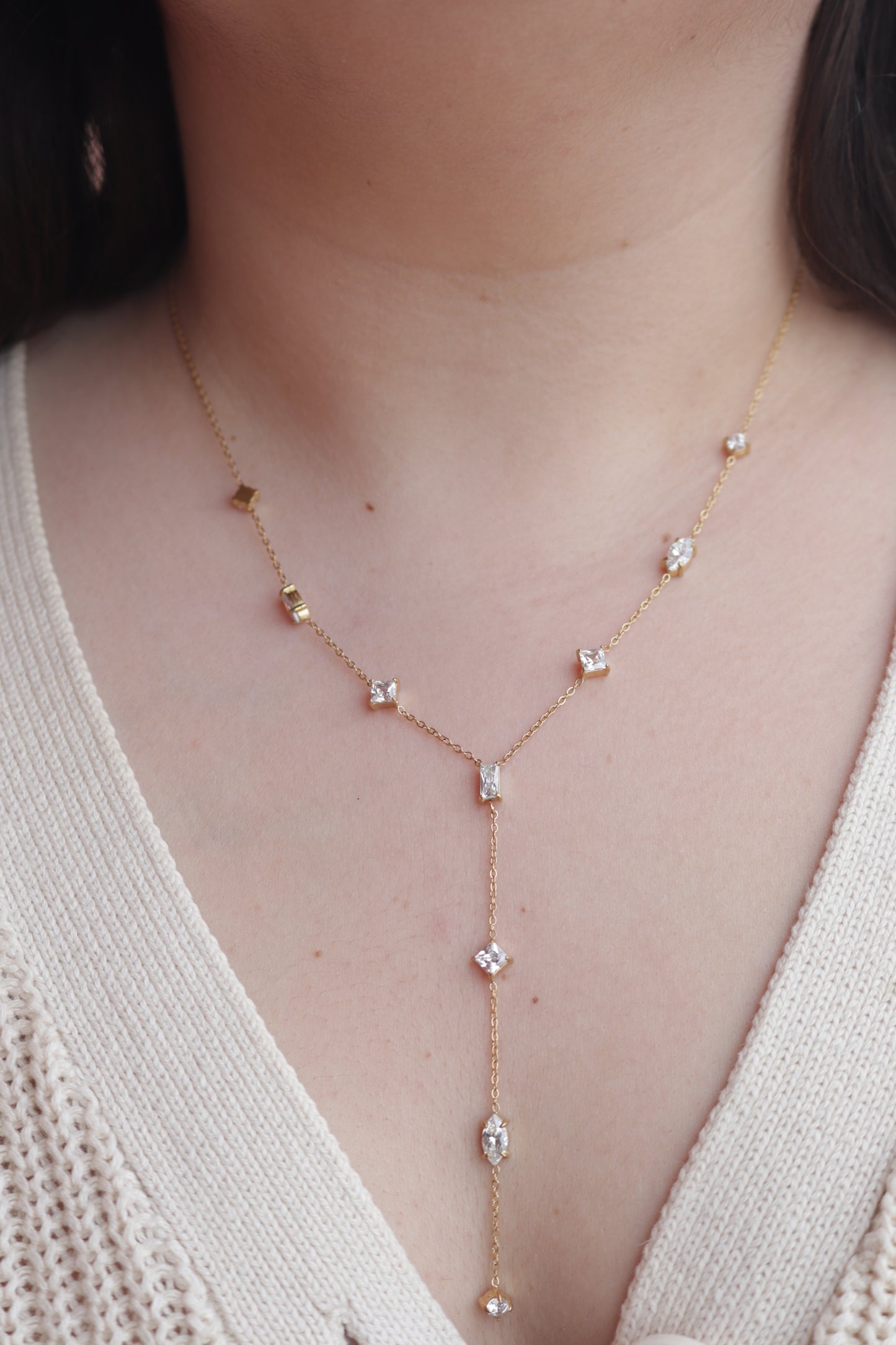 Colar de Aço Dourado Comprido com Zircônias de Estrela + Ovais