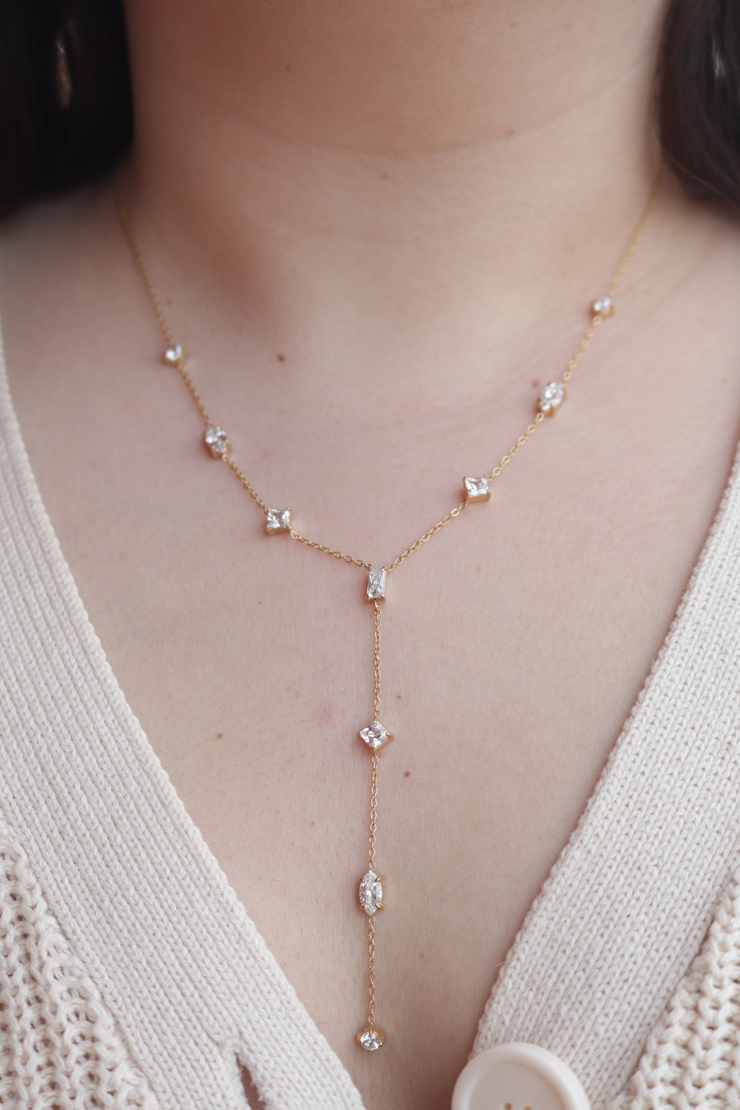 Colar de Aço Dourado Comprido com Zircônias de Estrela + Ovais