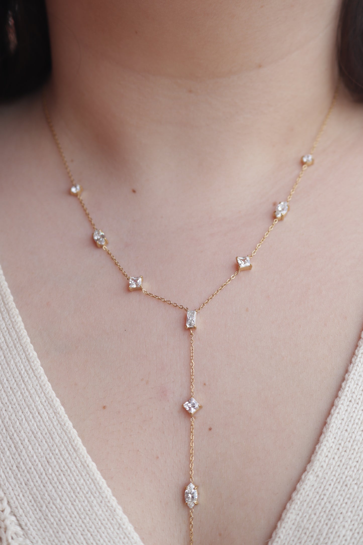 Colar de Aço Dourado Comprido com Zircônias de Estrela + Ovais