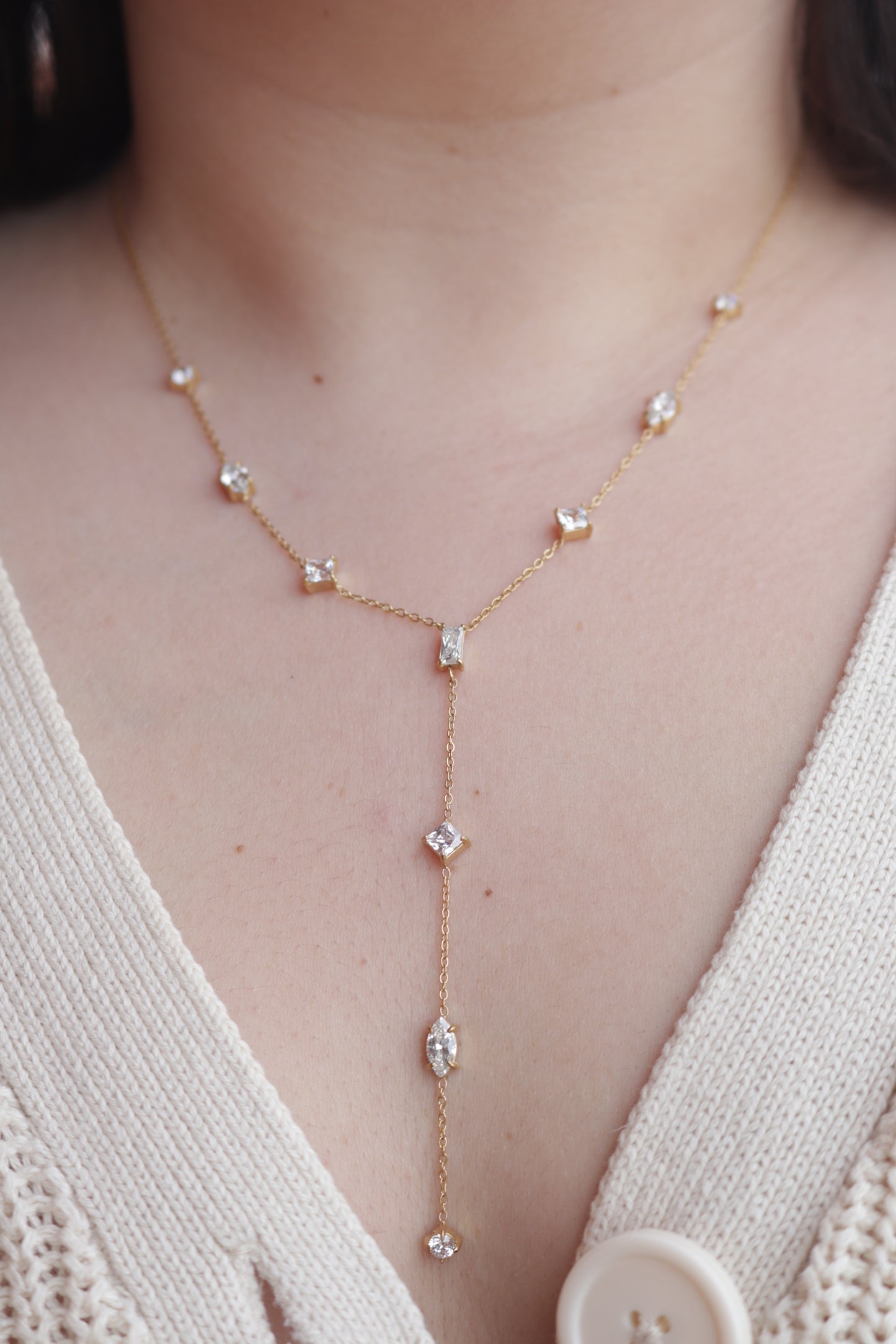 Colar de Aço Dourado Comprido com Zircônias de Estrela + Ovais