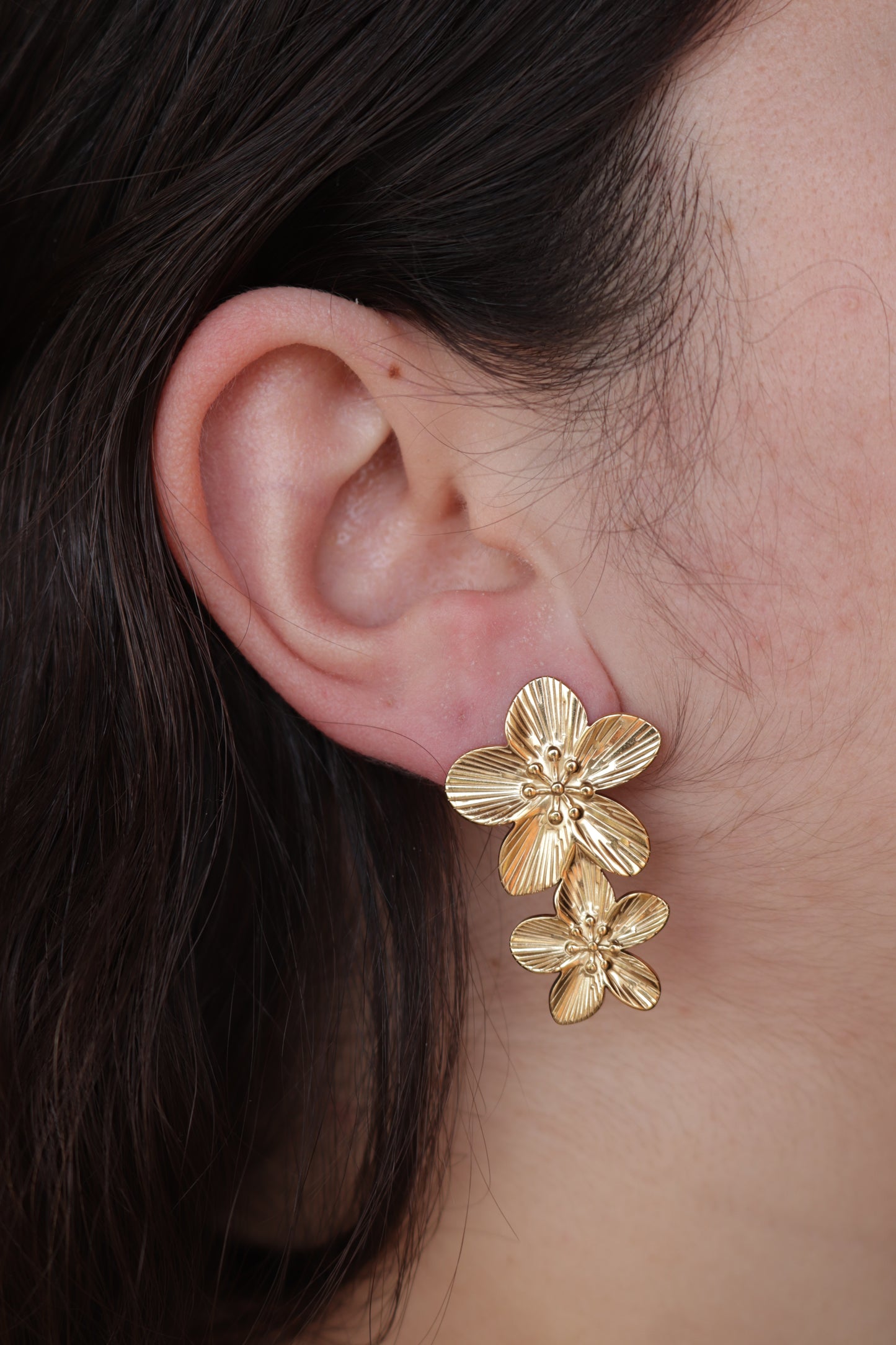 Brincos de Aço Dourado Compridos de Flores