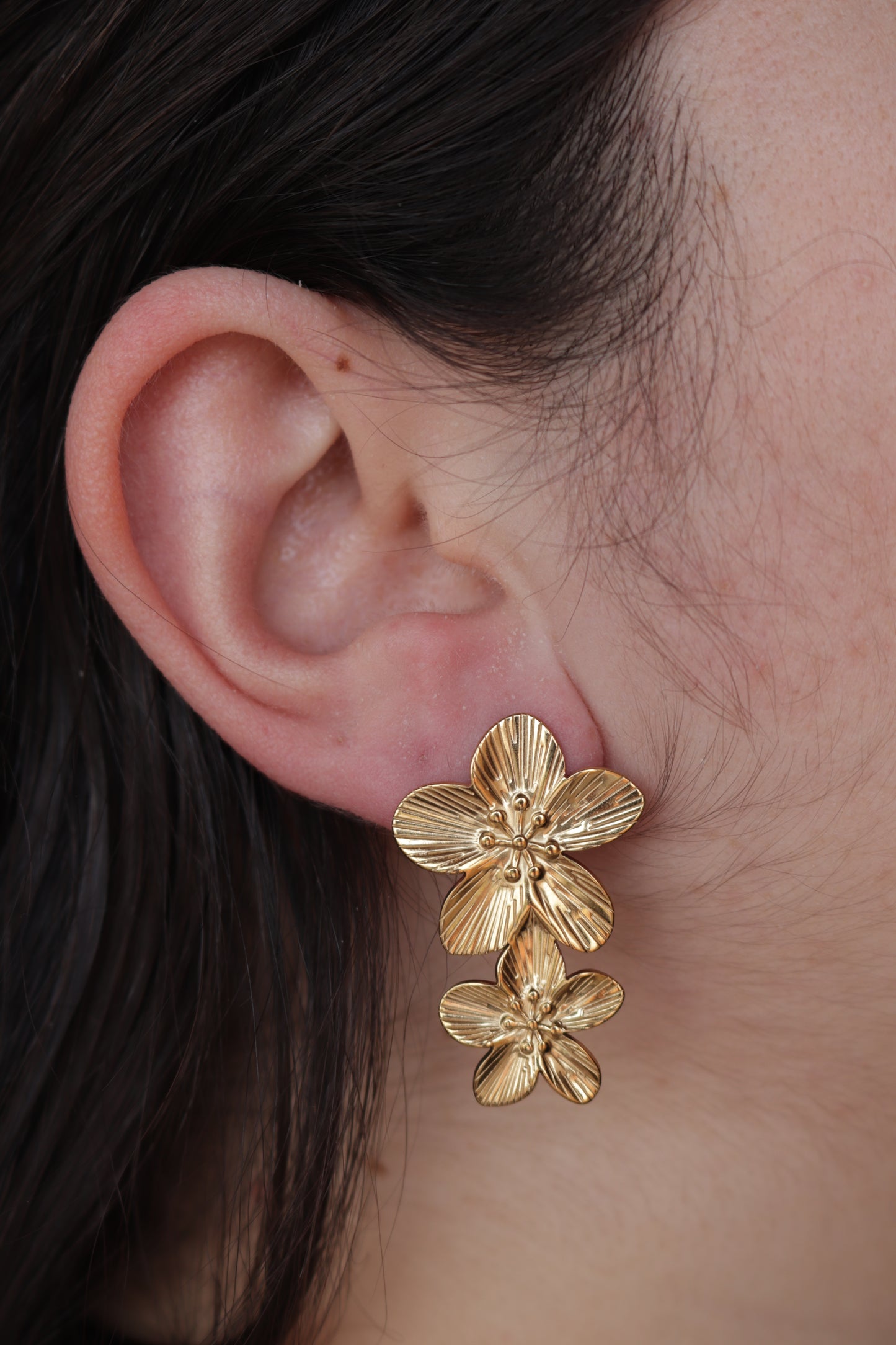 Brincos de Aço Dourado Compridos de Flores