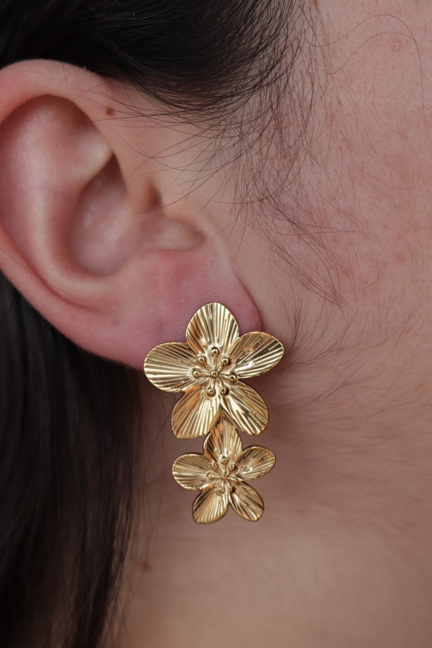 Brincos de Aço Dourado Compridos de Flores