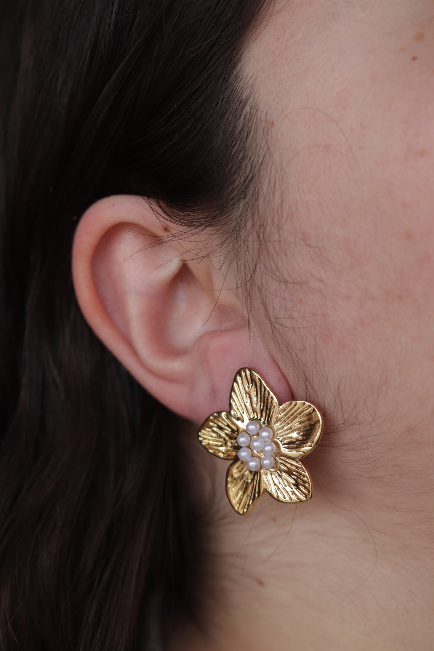Brincos de Aço Dourado de Flor com Pérolas de Água Doce