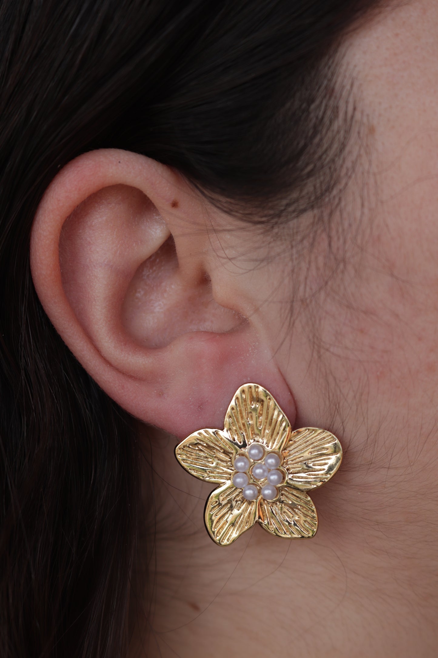 Brincos de Aço Dourado de Flor com Pérolas de Água Doce