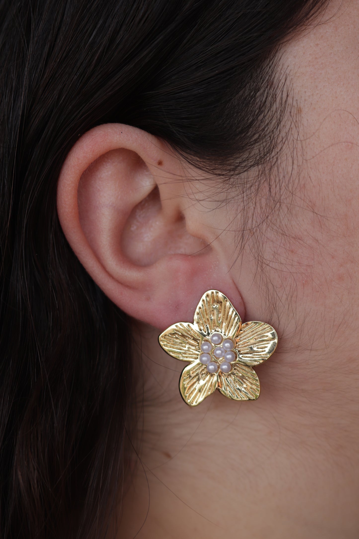 Brincos de Aço Dourado de Flor com Pérolas de Água Doce