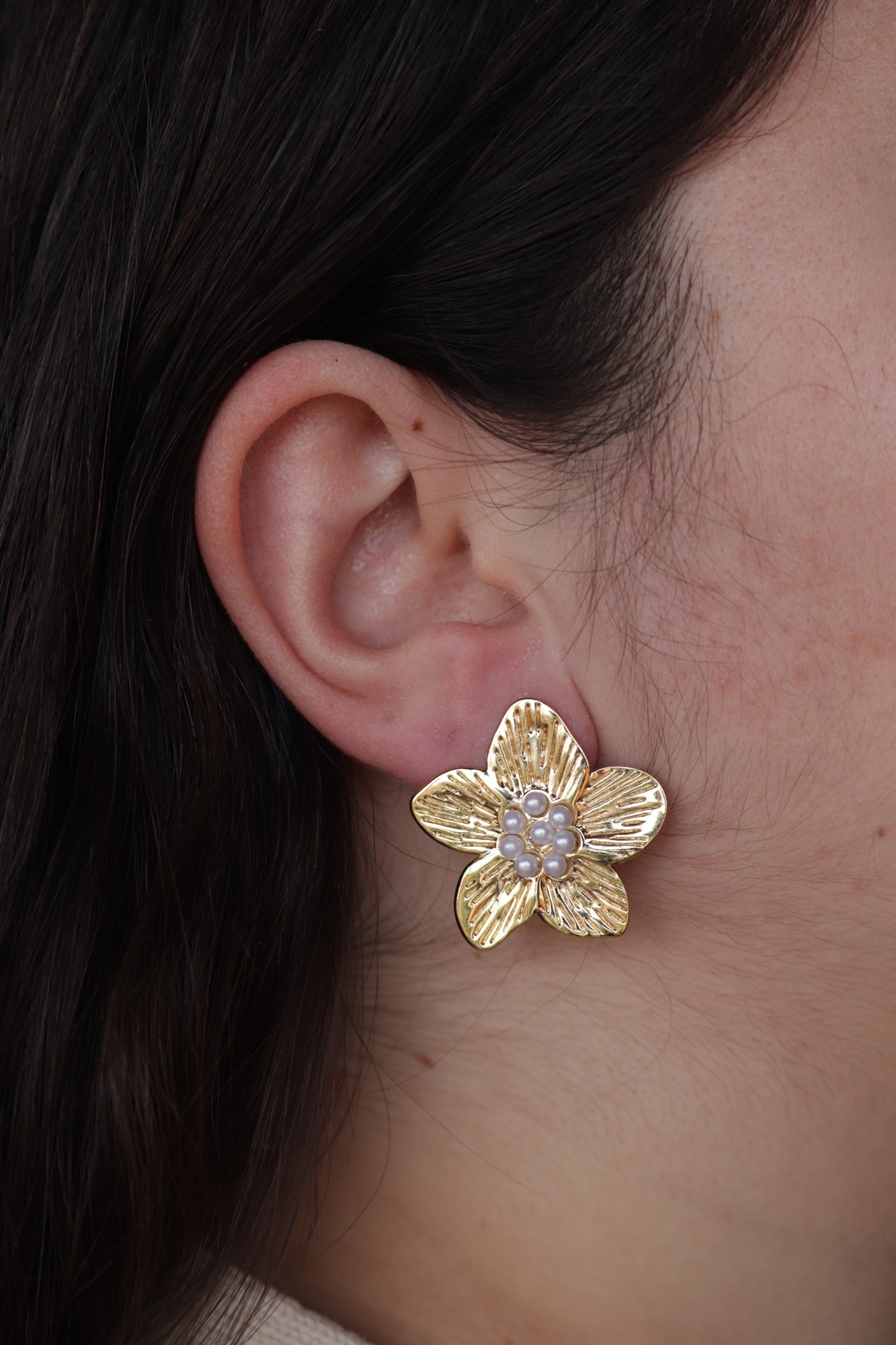 Brincos de Aço Dourado de Flor com Pérolas de Água Doce