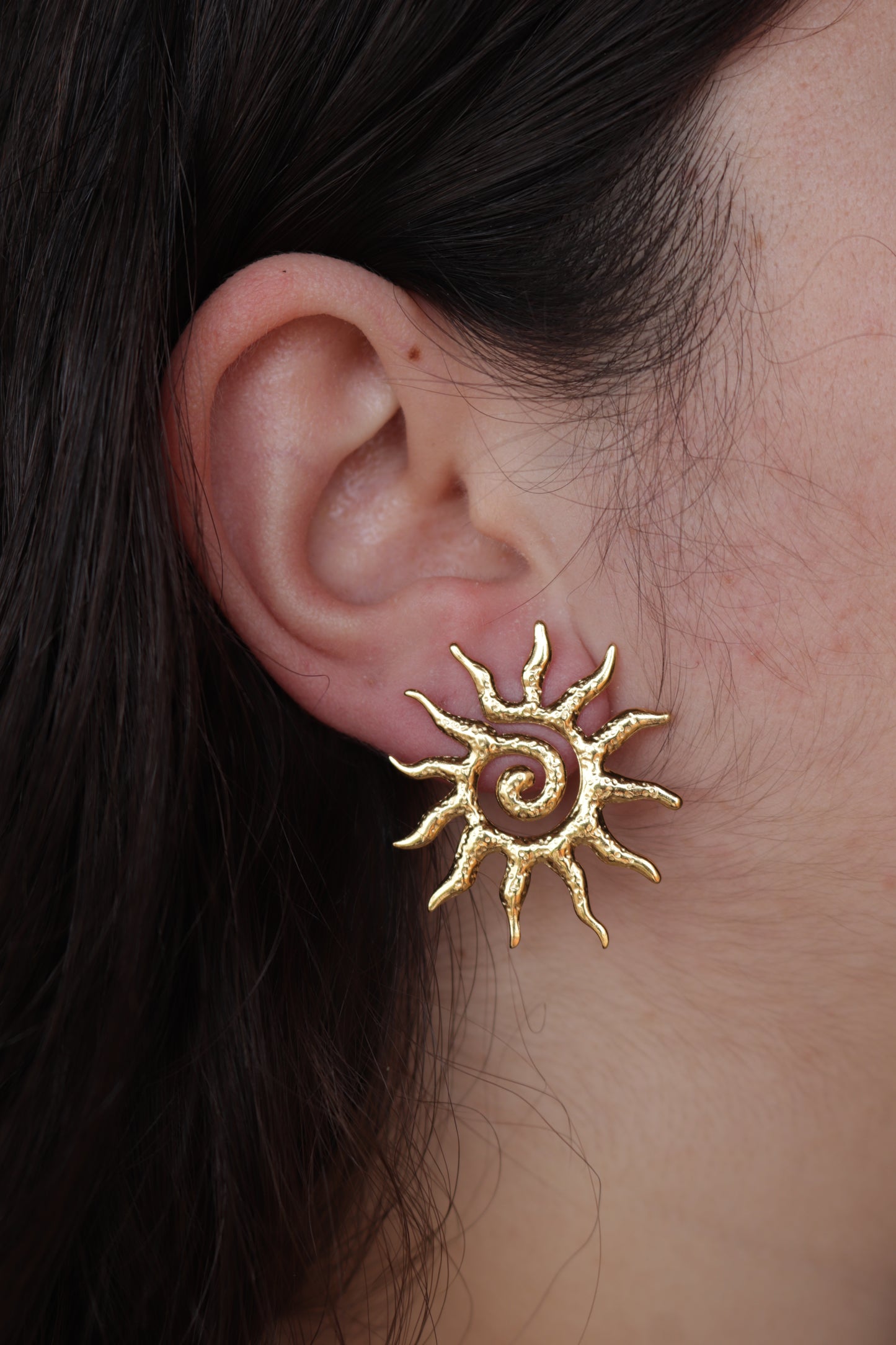 Brincos de Aço Dourado de Sol