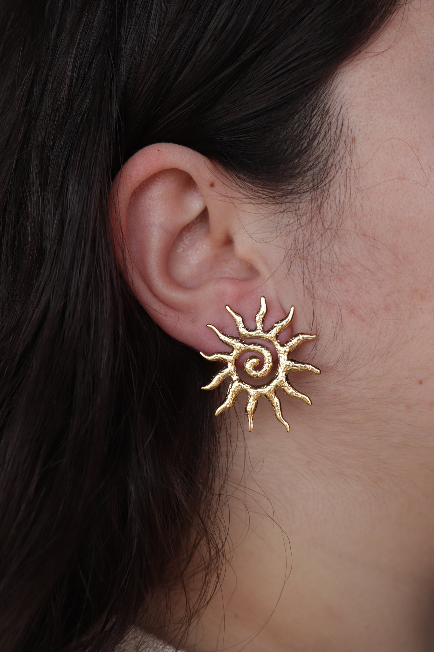 Brincos de Aço Dourado de Sol
