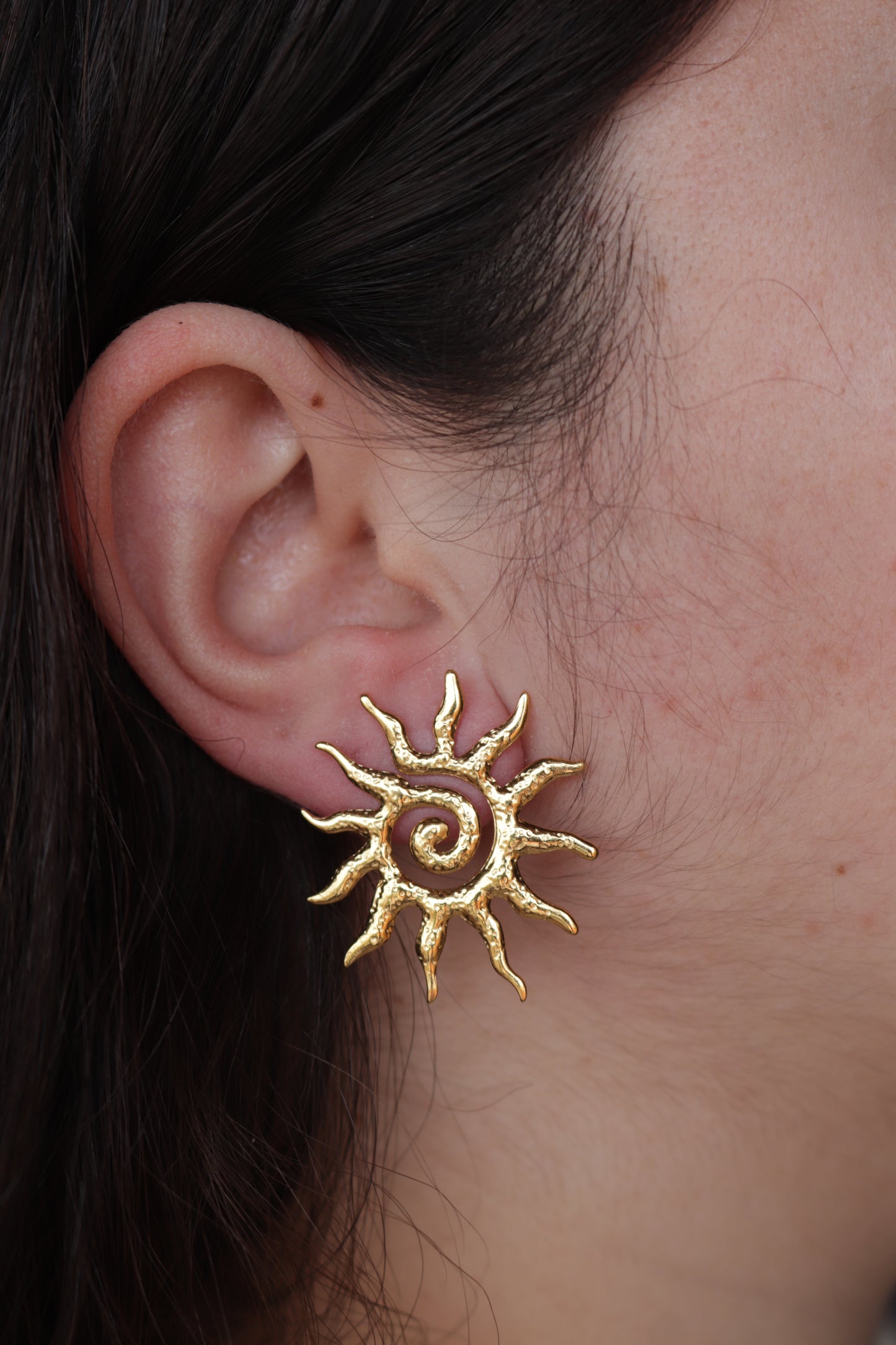Brincos de Aço Dourado de Sol