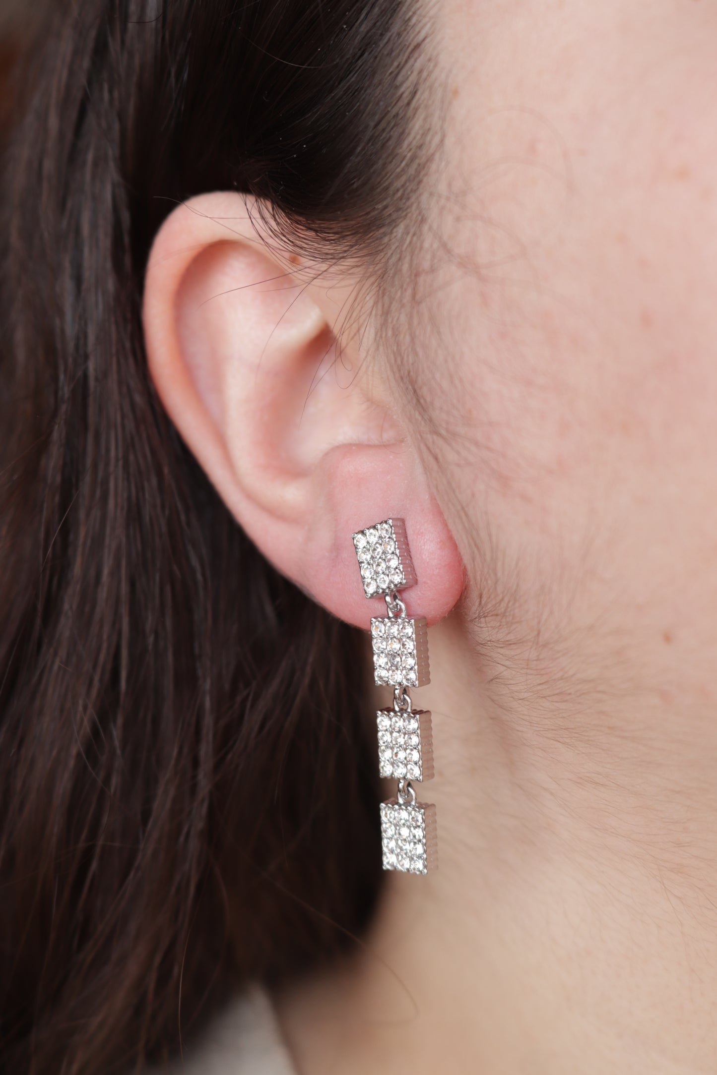 Brincos de Aço Prateado de Inspiração Swarovski Retangulares com Brilhantes Compridos