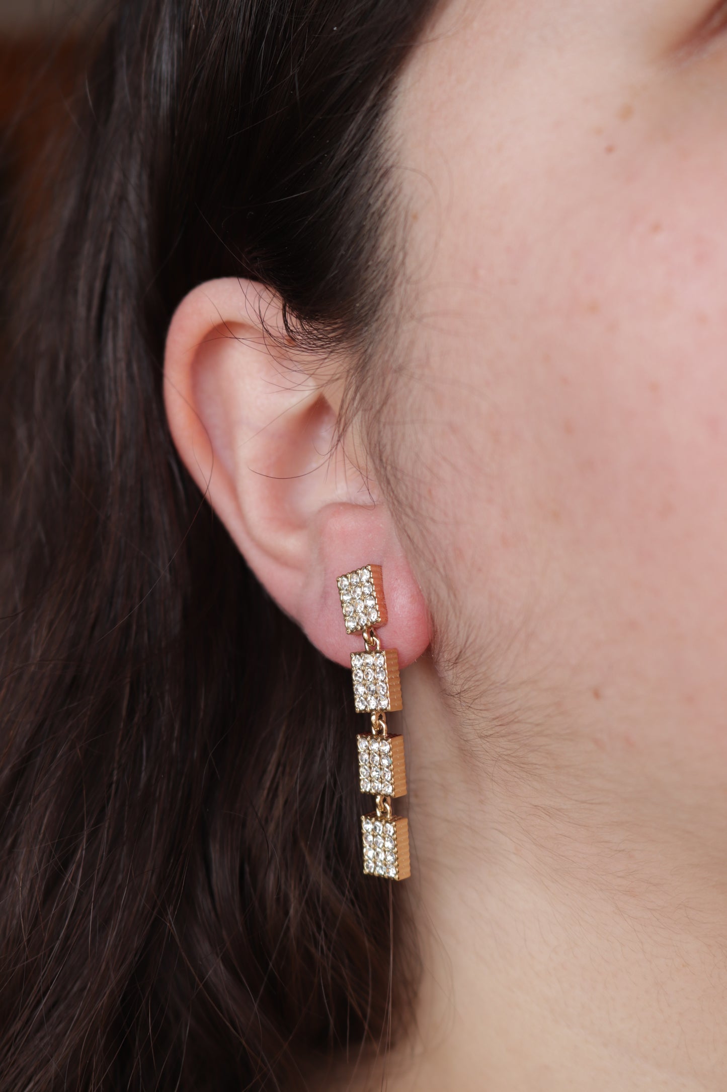 Brincos de Aço Dourado de Inspiração Swarovski Retangulares com Brilhantes Compridos