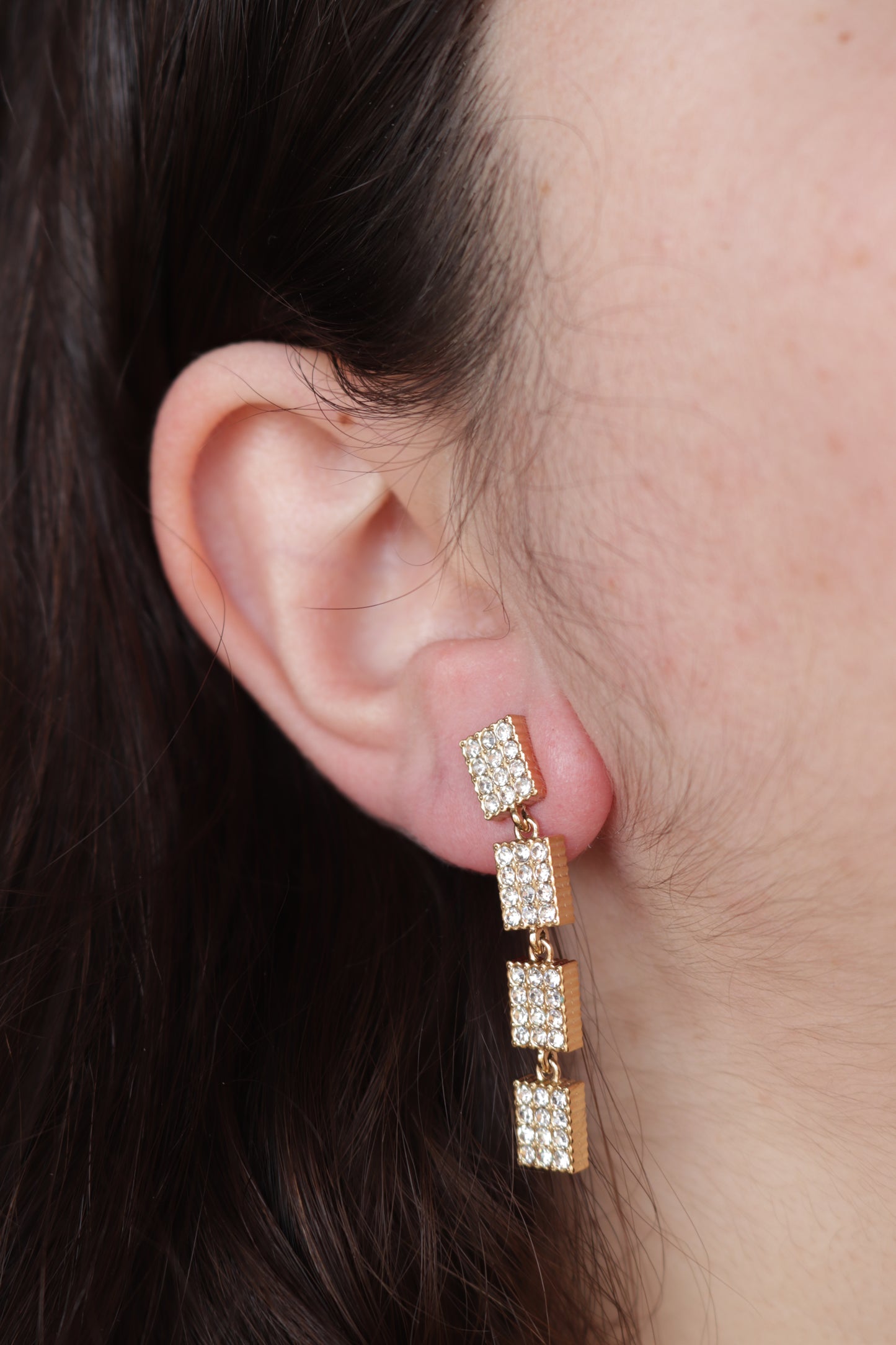 Brincos de Aço Dourado de Inspiração Swarovski Retangulares com Brilhantes Compridos