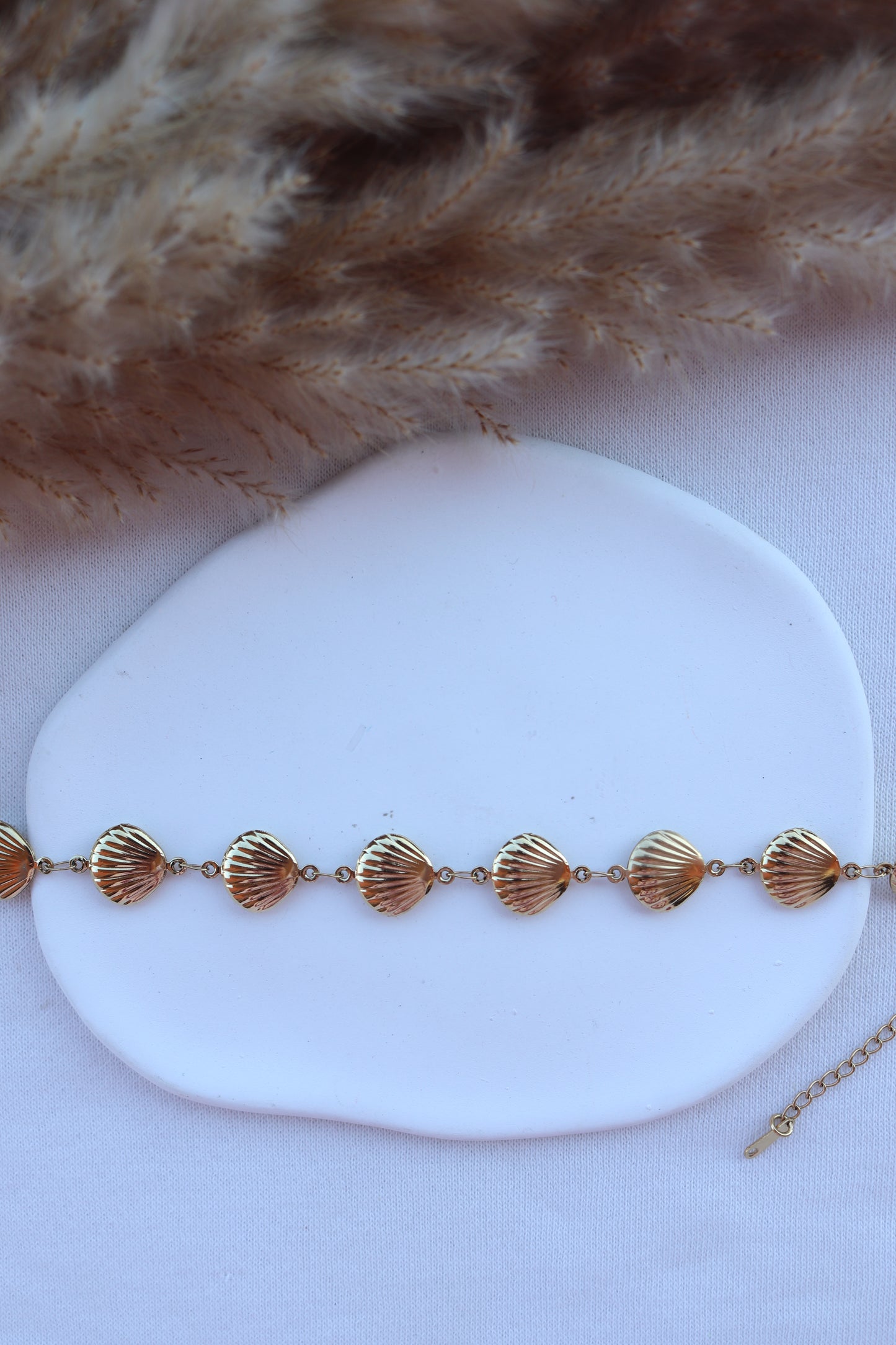 Pulseira de Aço Dourado de Pé de Conchas