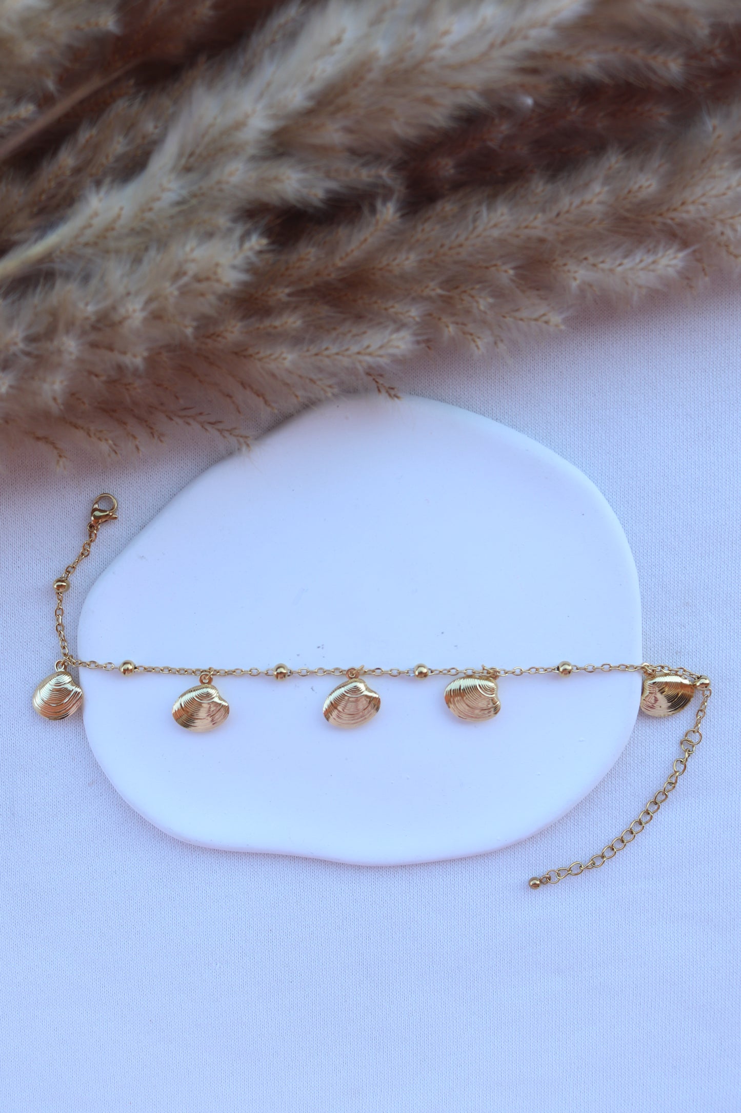 Pulseira de Aço Dourado de Pé com Bolinhas + Conchas