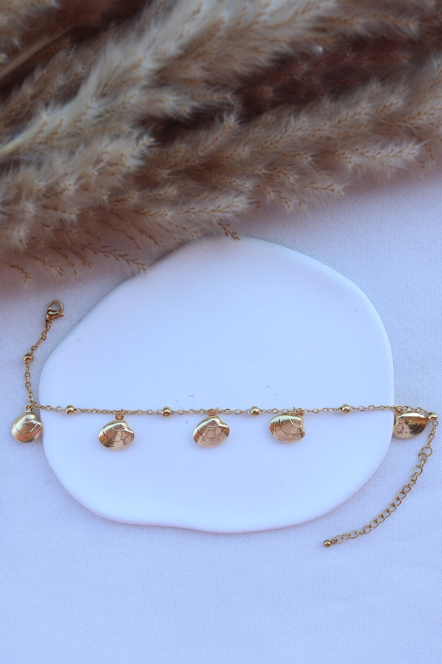 Pulseira de Aço Dourado de Pé com Bolinhas + Conchas