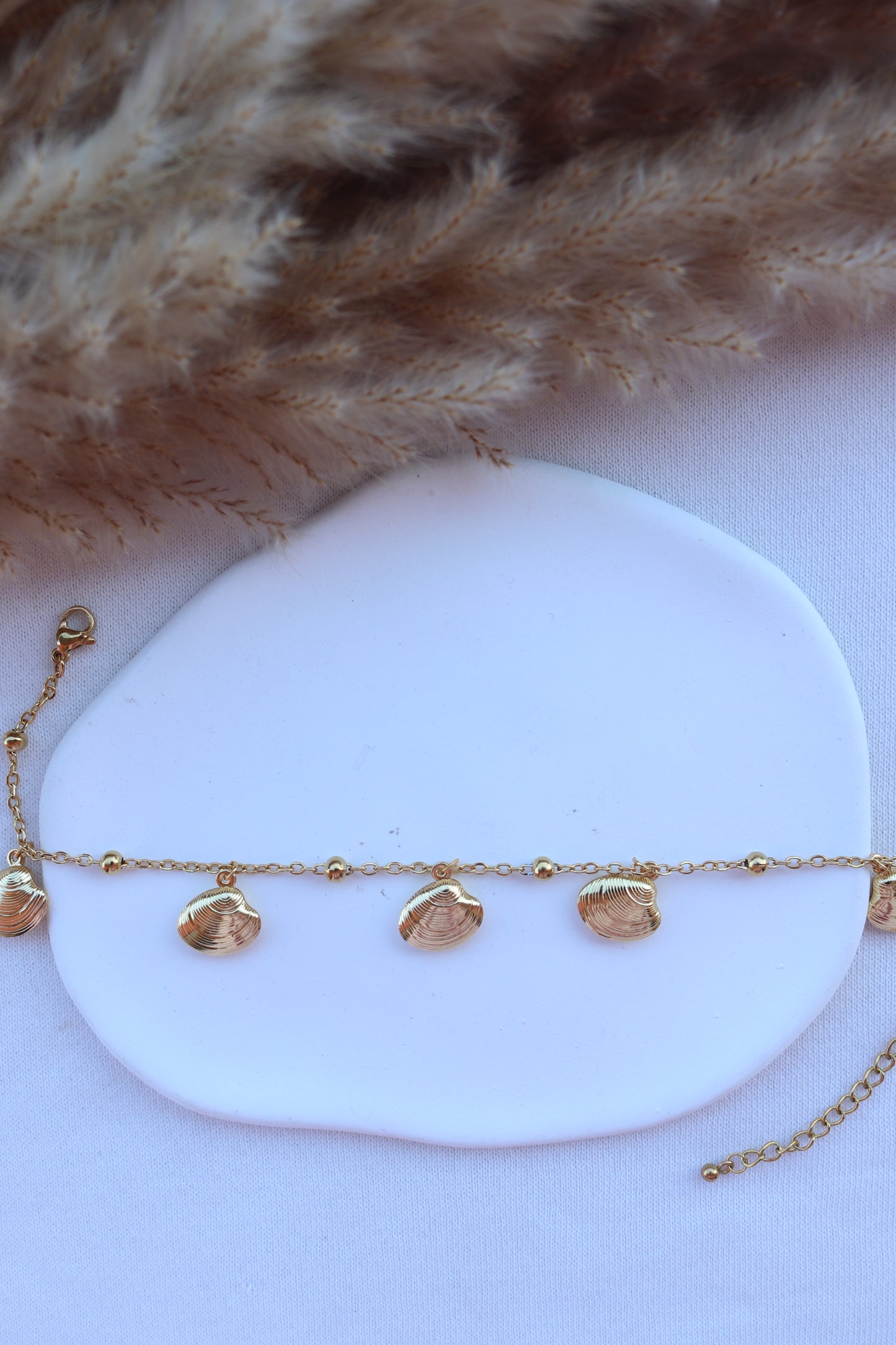 Pulseira de Aço Dourado de Pé com Bolinhas + Conchas