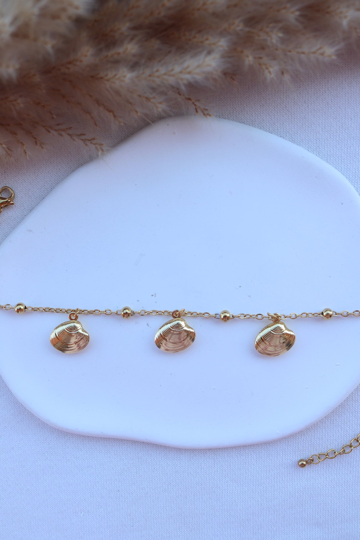 Pulseira de Aço Dourado de Pé com Bolinhas + Conchas