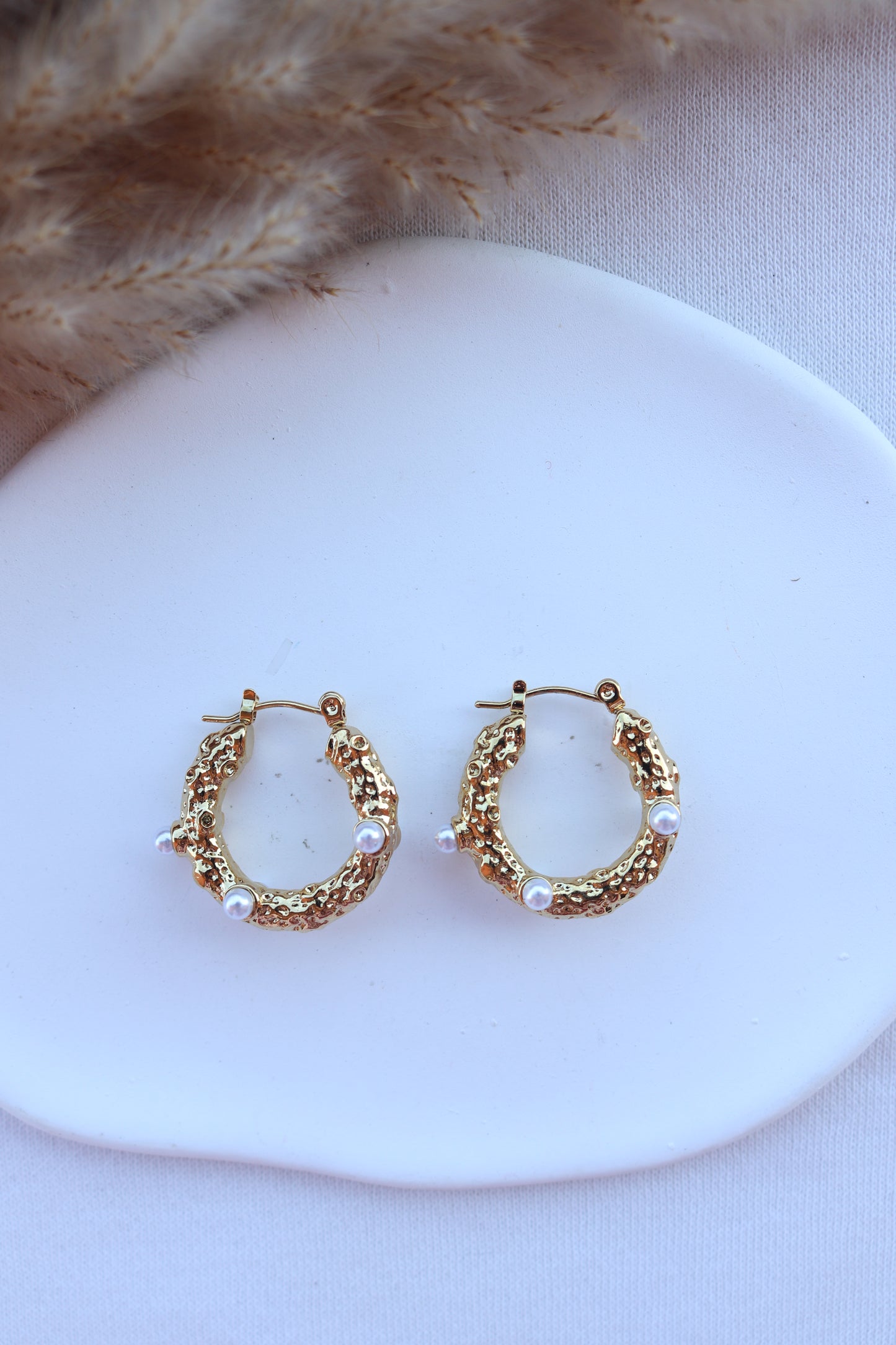 Argolas de Aço Dourado Texturadas com Pérolas de Água Doce