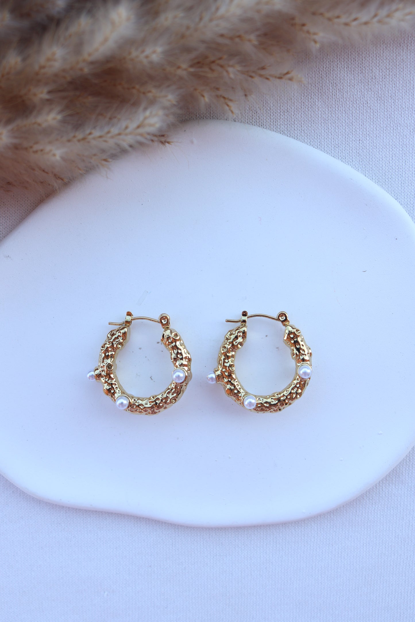 Argolas de Aço Dourado Texturadas com Pérolas de Água Doce