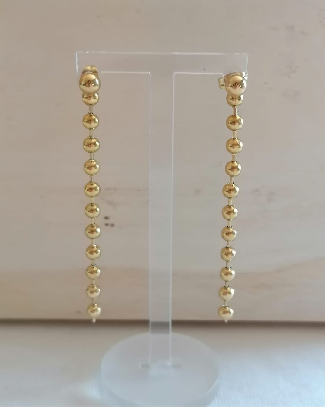Brincos de Aço Dourado Compridos com Bolinhas