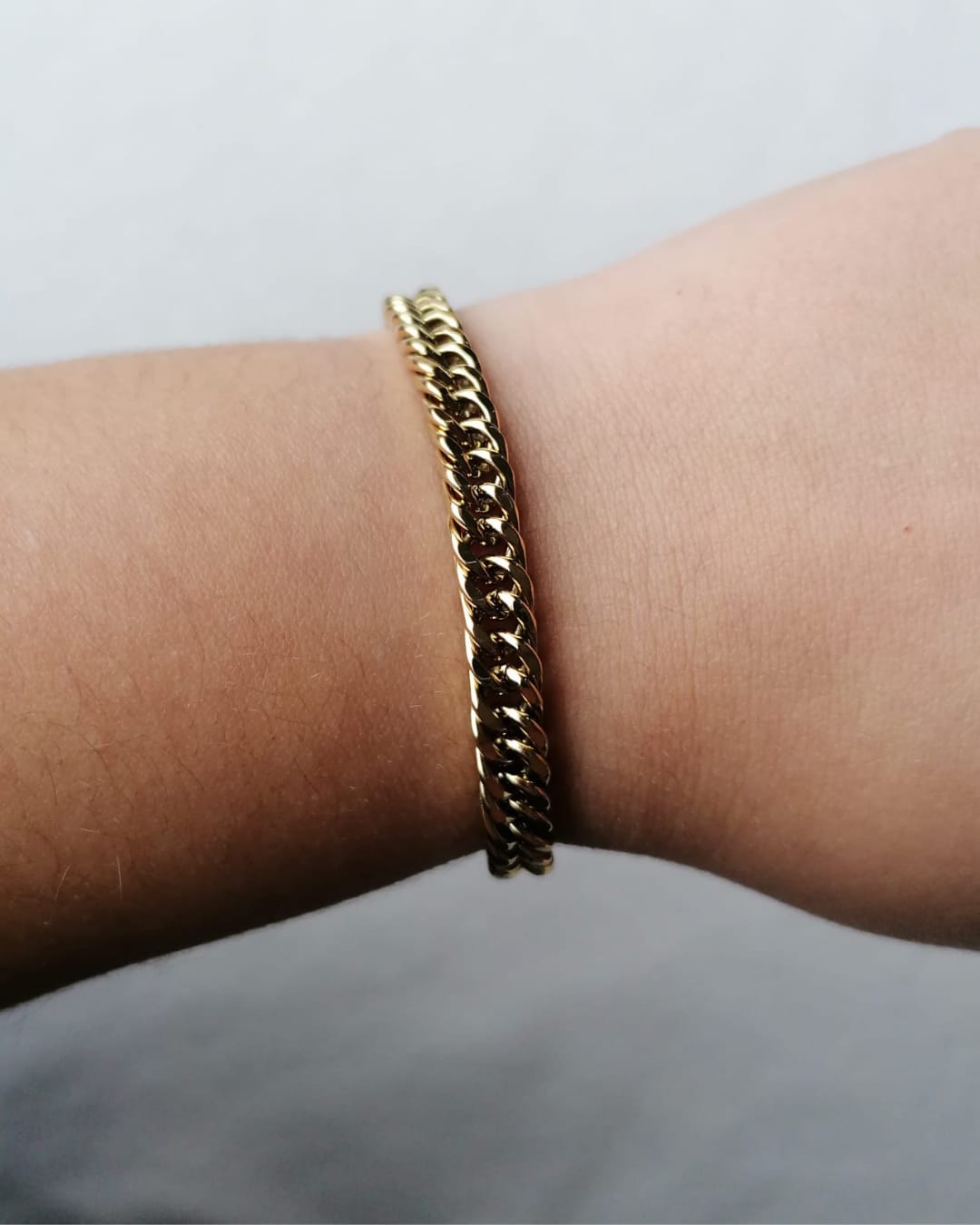 Pulseira de Aço Dourado Entrelaçada Unida